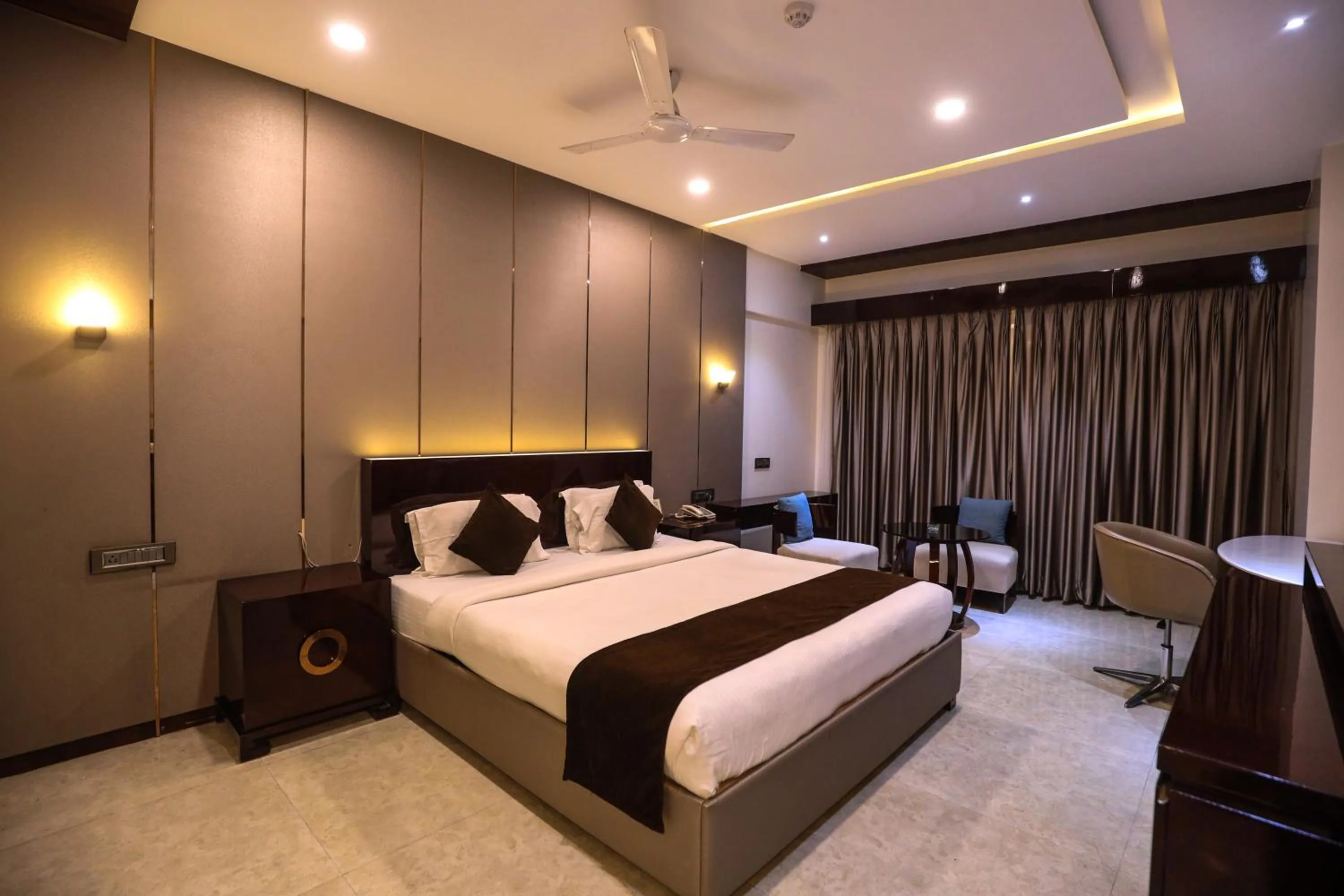 Bedroom, Bed in Hotel Atithi, Aurangabad