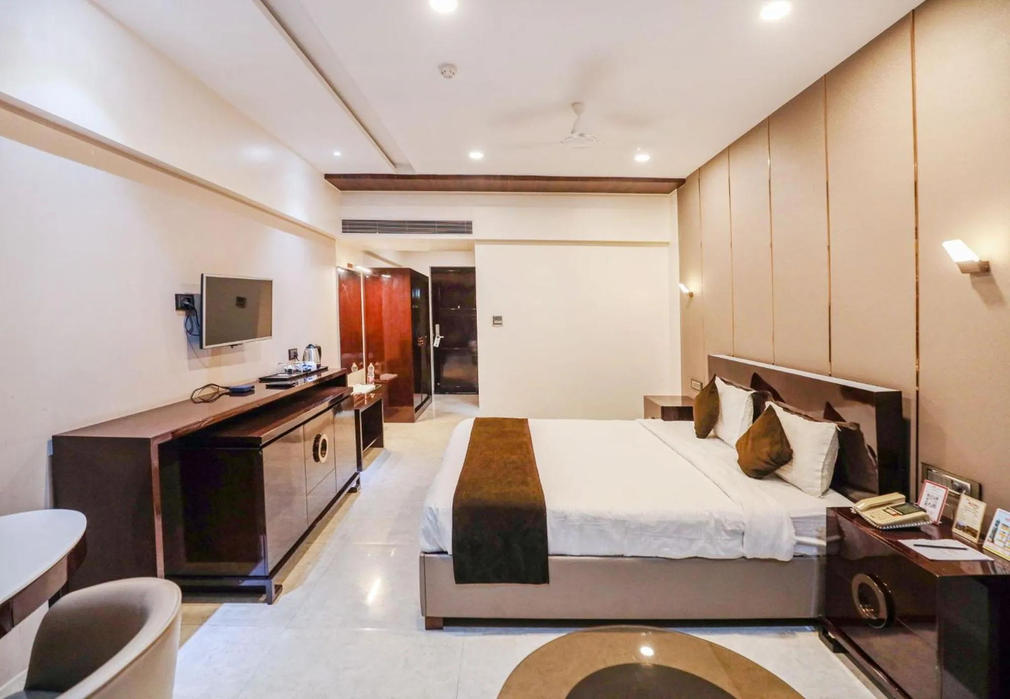 Bedroom, Bed in Hotel Atithi, Aurangabad