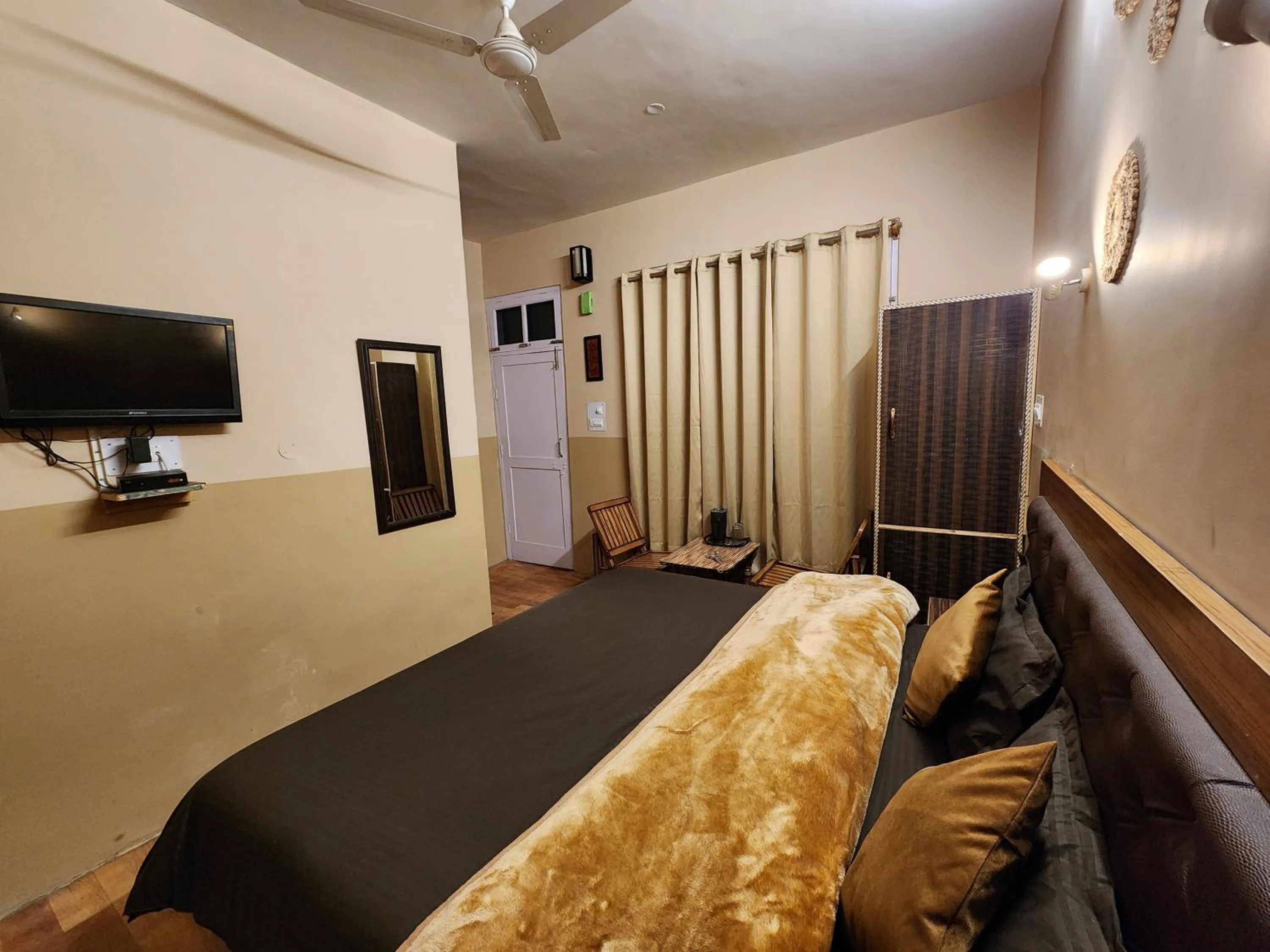 Communal lounge/ TV room in Woodzo Kasol