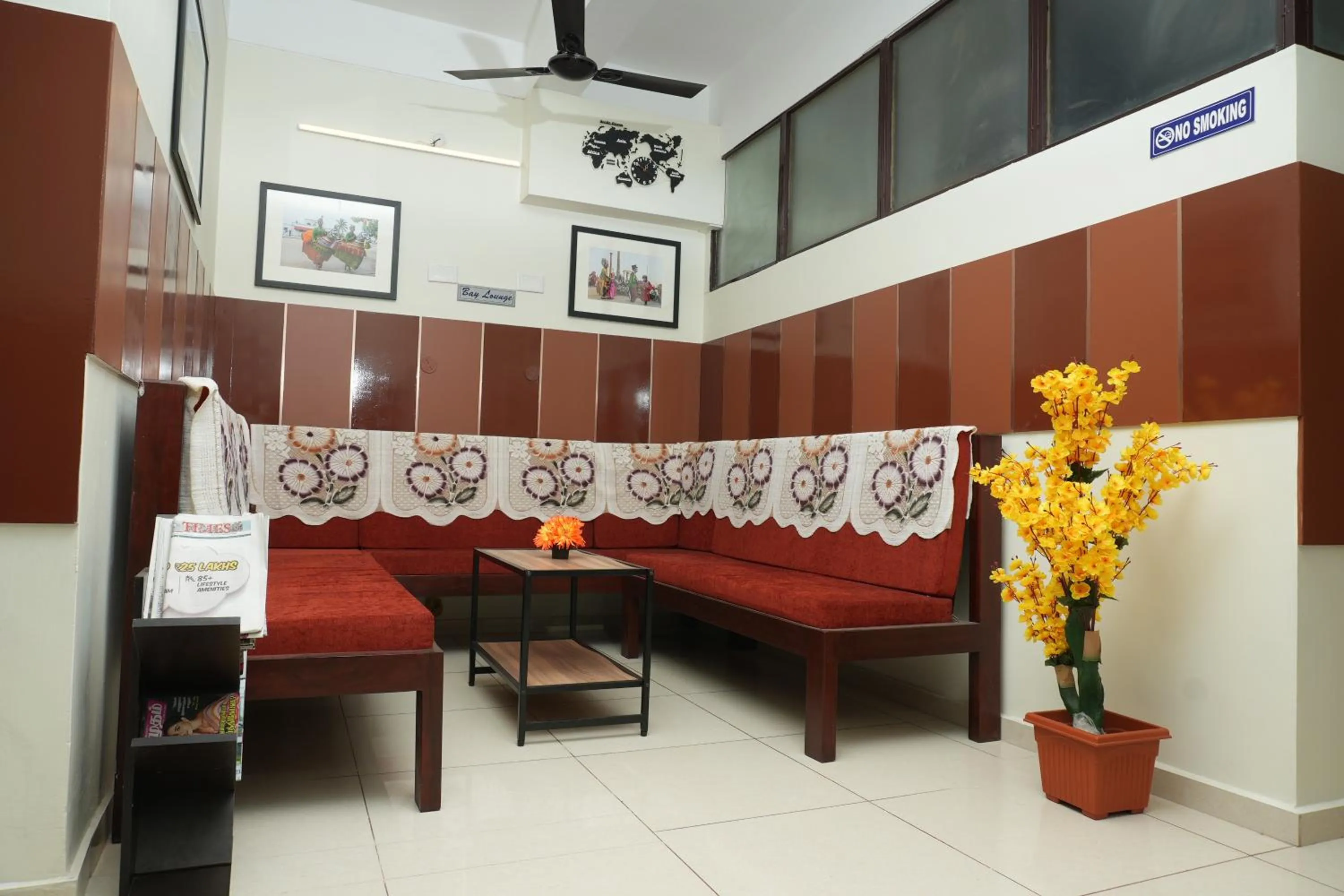 Communal lounge/ TV room in Bay Stays near white town