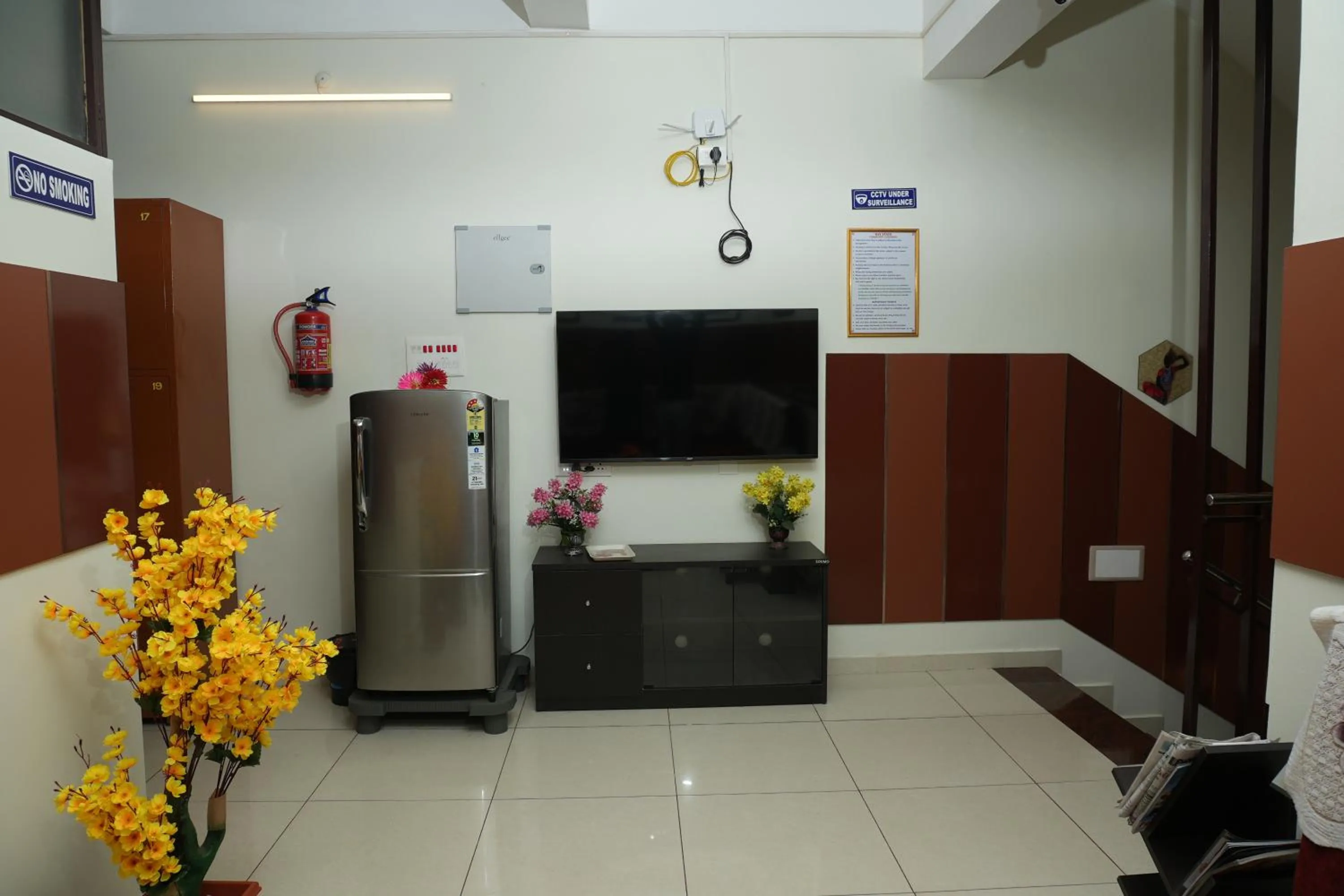 Communal lounge/ TV room in Bay Stays near white town