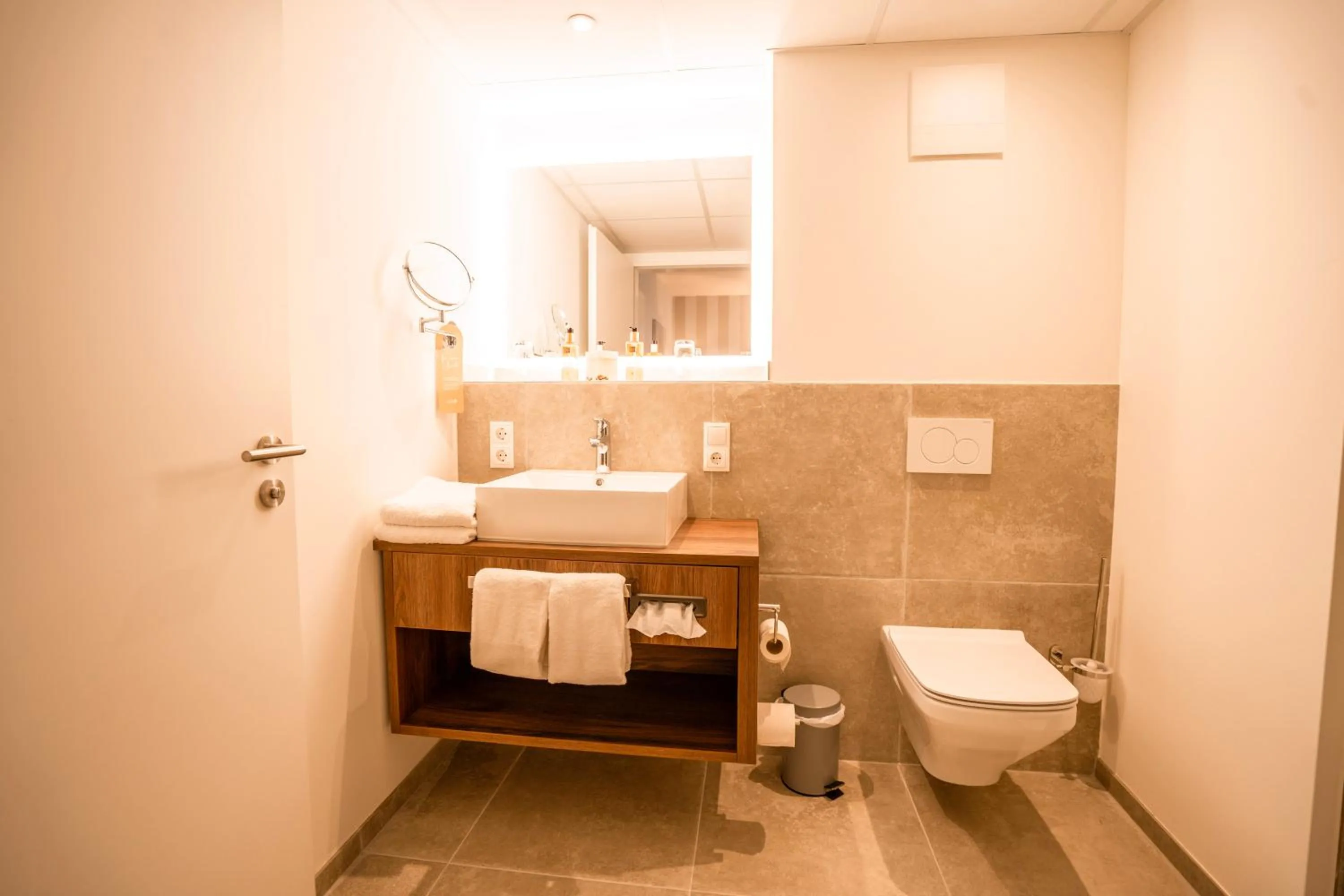 Toilet in Hotel MeerZeiten inklusive externer Schwimmbad- & Saunanutzung