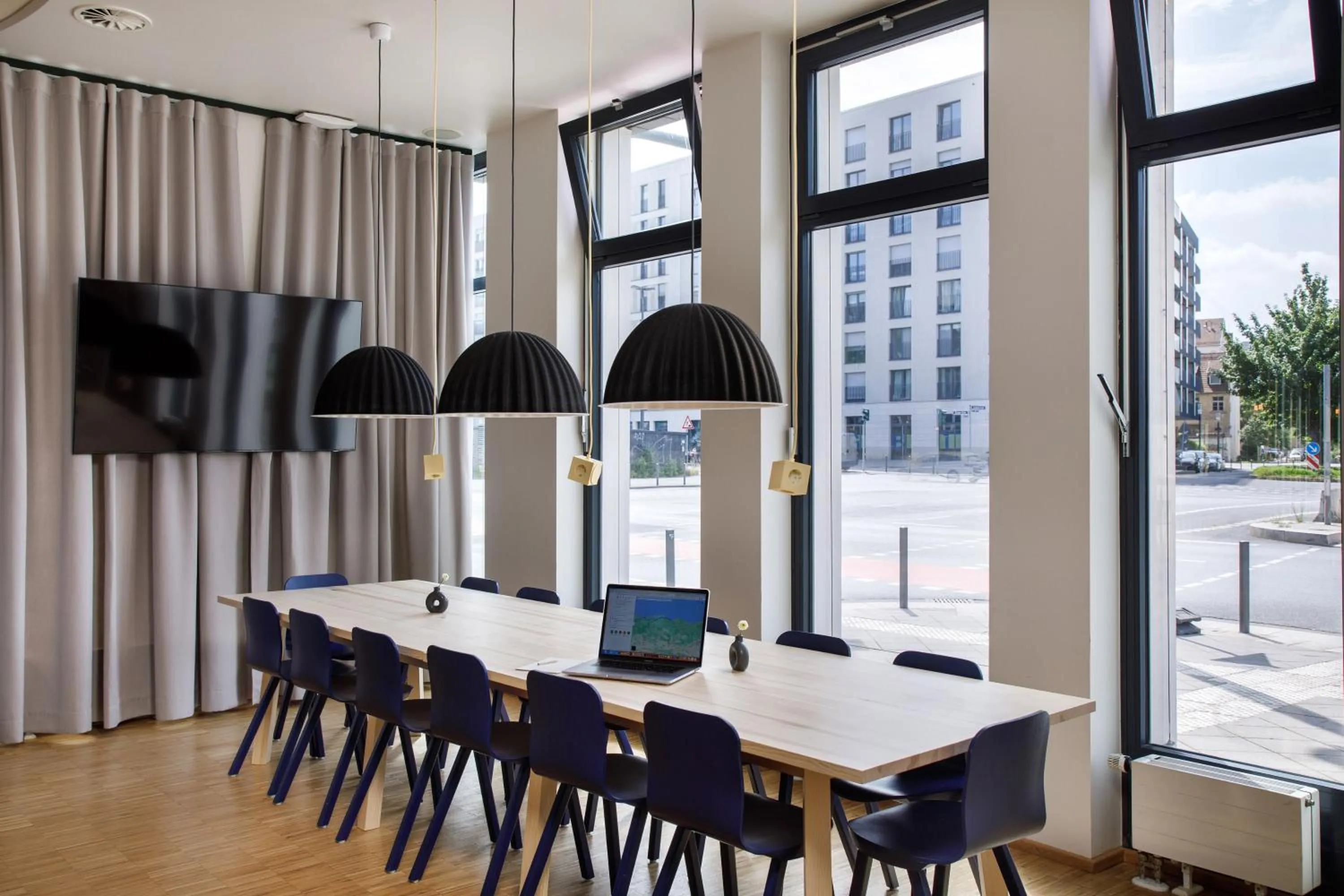 Communal lounge/ TV room in LyvInn Hotel Frankfurt