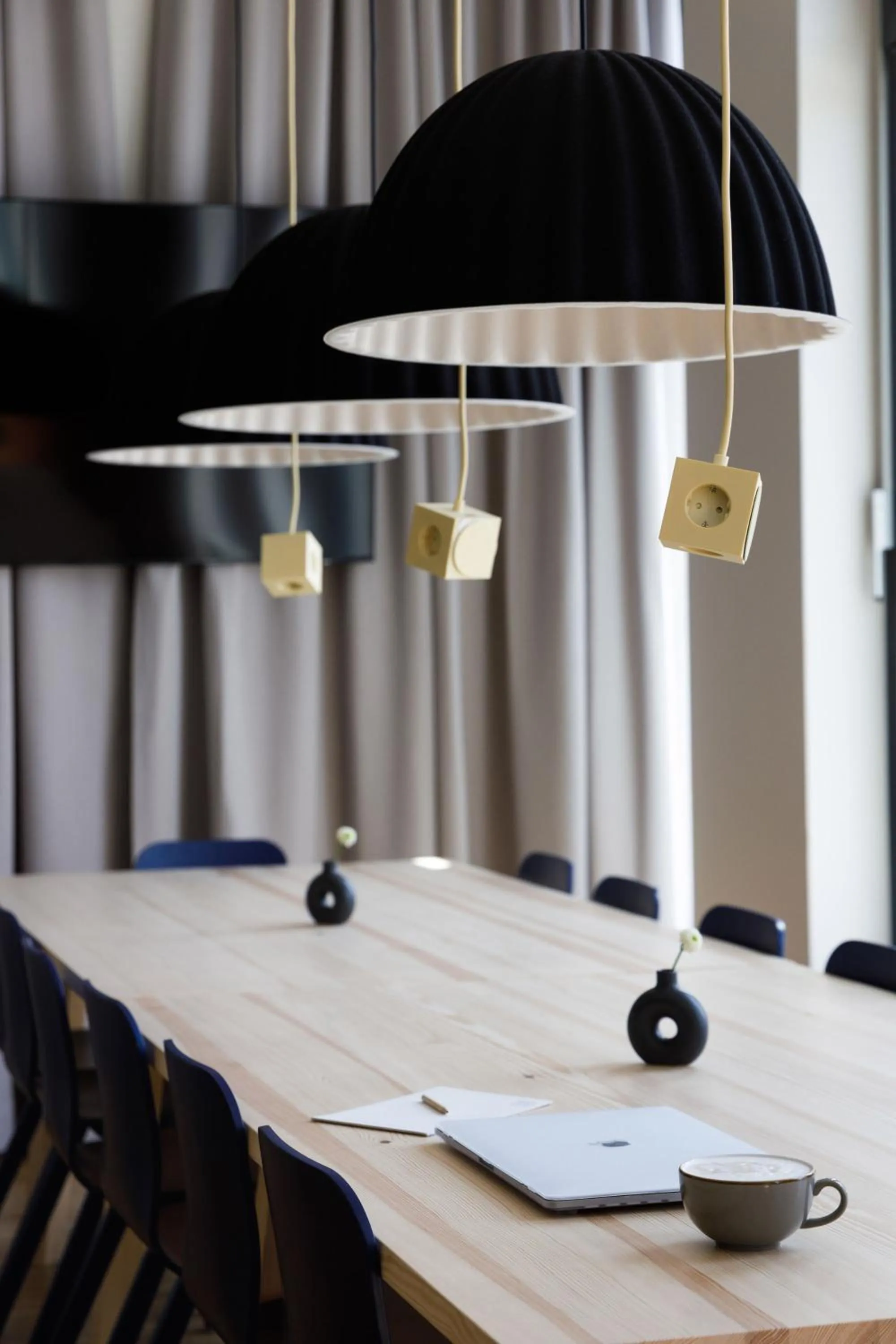 Communal lounge/ TV room in LyvInn Hotel Frankfurt