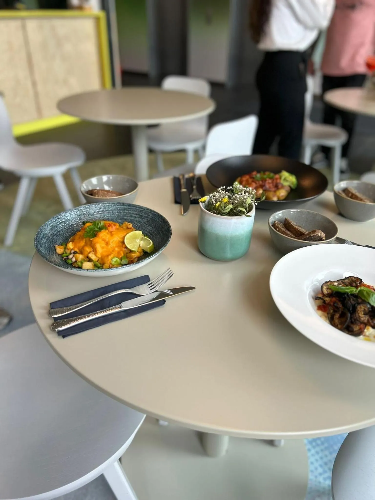 Restaurant/places to eat in LyvInn Hotel Frankfurt