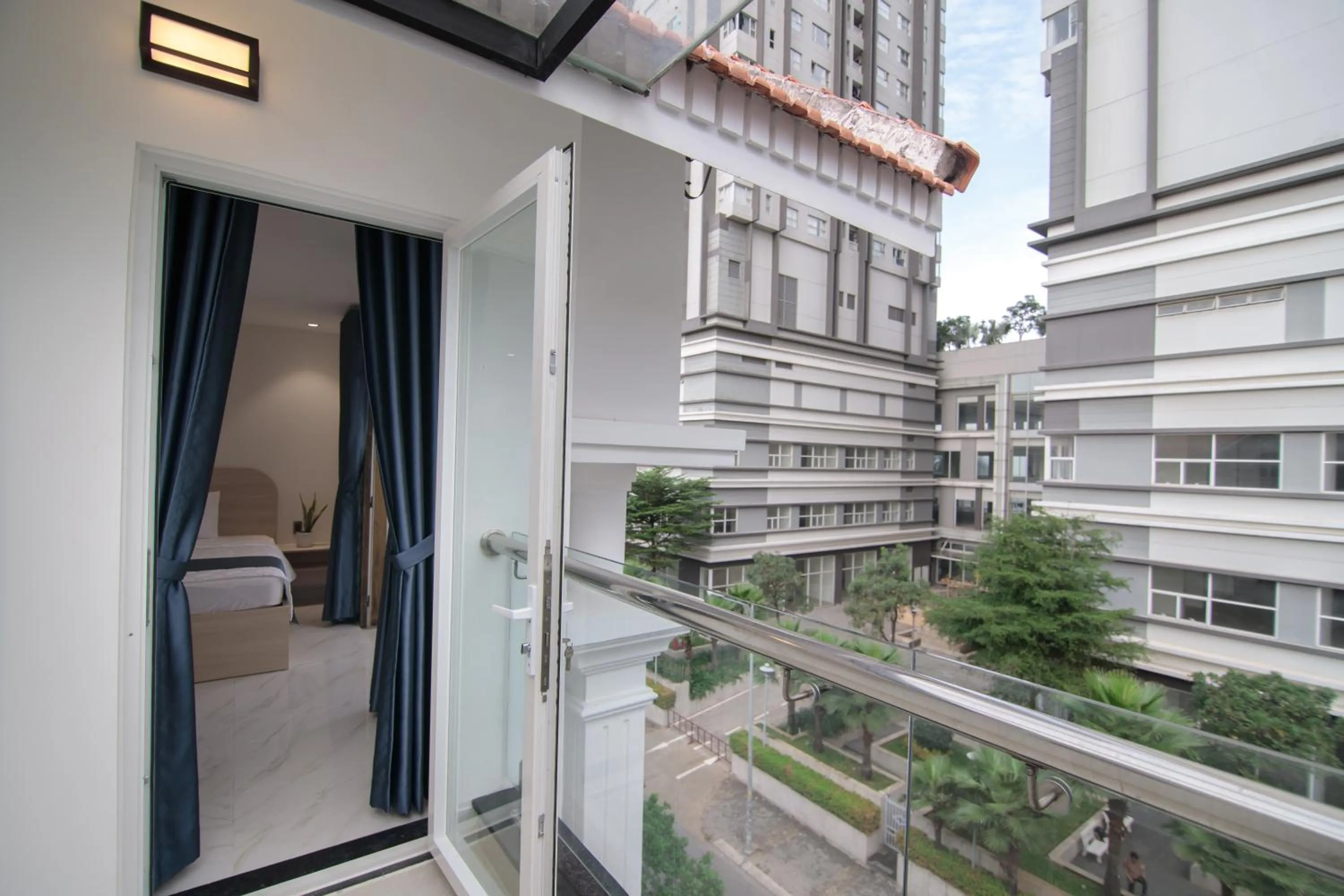 Balcony/Terrace in Bin Bin Hotel 8 - Near Sunrise City