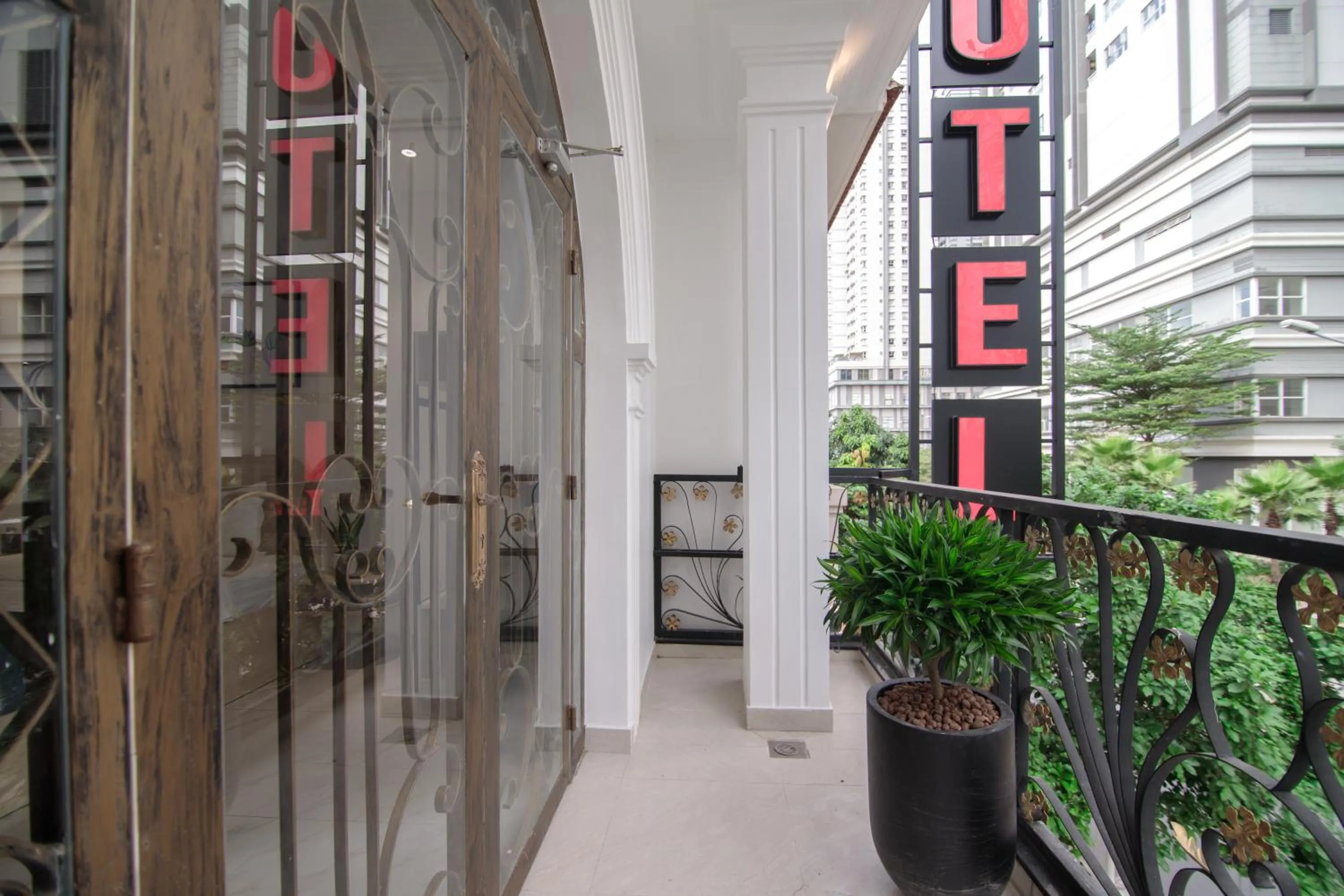 Facade/entrance in Bin Bin Hotel 8 - Near Sunrise City