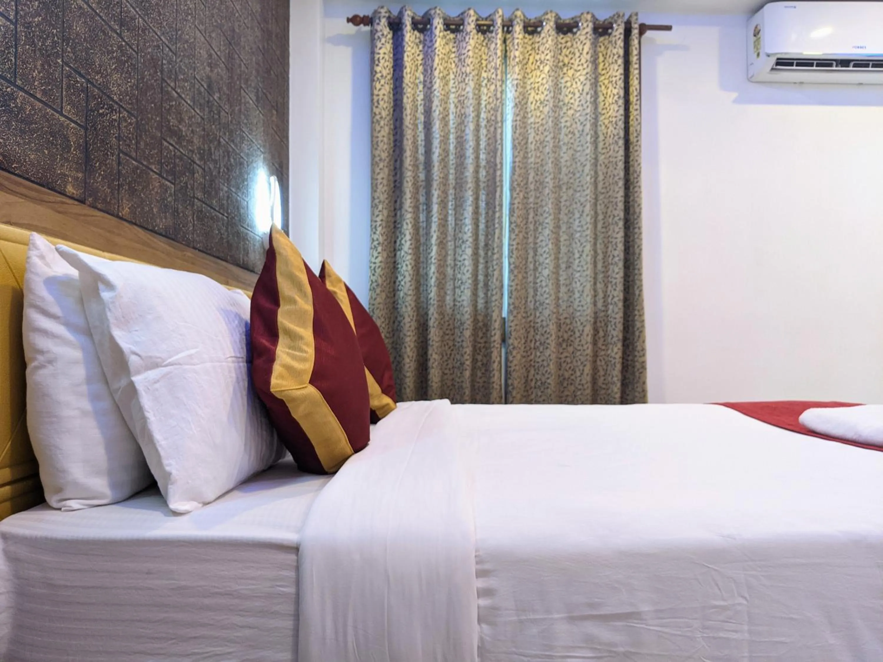 Bed in Hotel Feathers