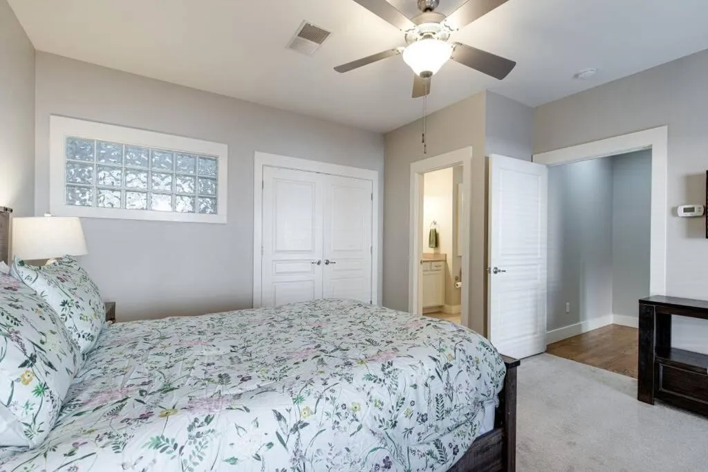 Bathroom, Bed in The Celebrity - Free Parking, Central, Vanderbilt