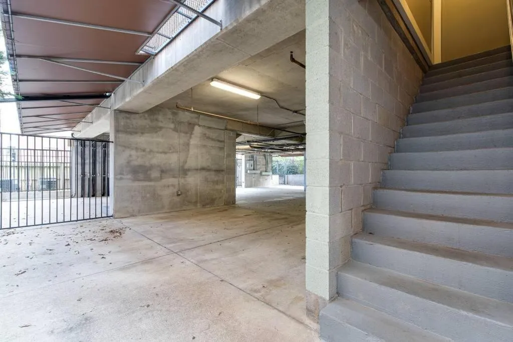 Parking in The Celebrity - Free Parking, Central, Vanderbilt