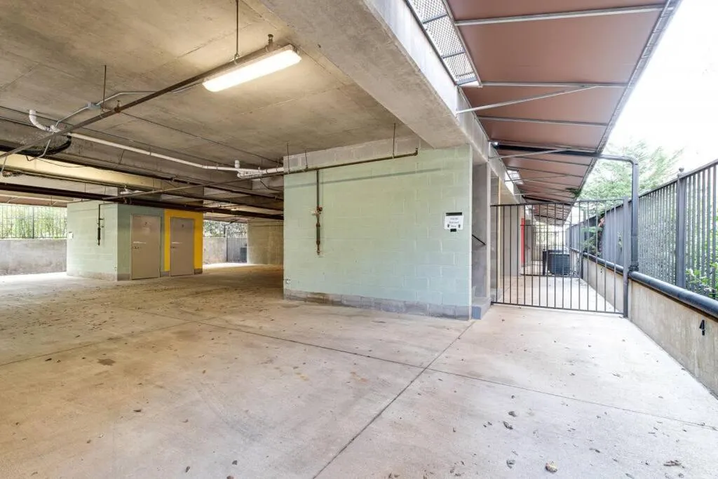 Parking in The Celebrity - Free Parking, Central, Vanderbilt