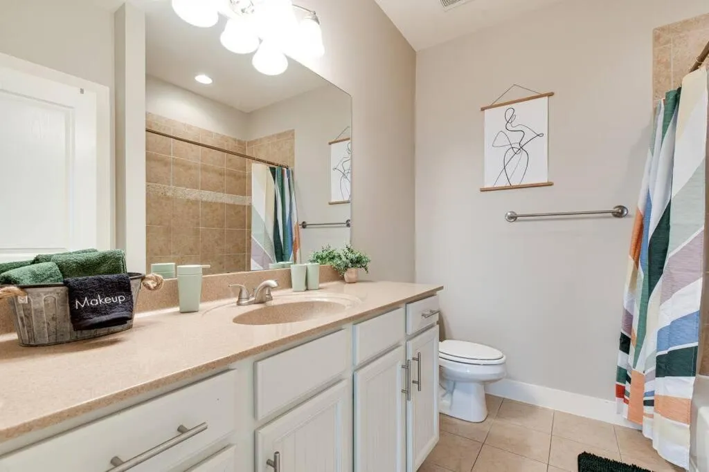 Bathroom in The Celebrity - Free Parking, Central, Vanderbilt