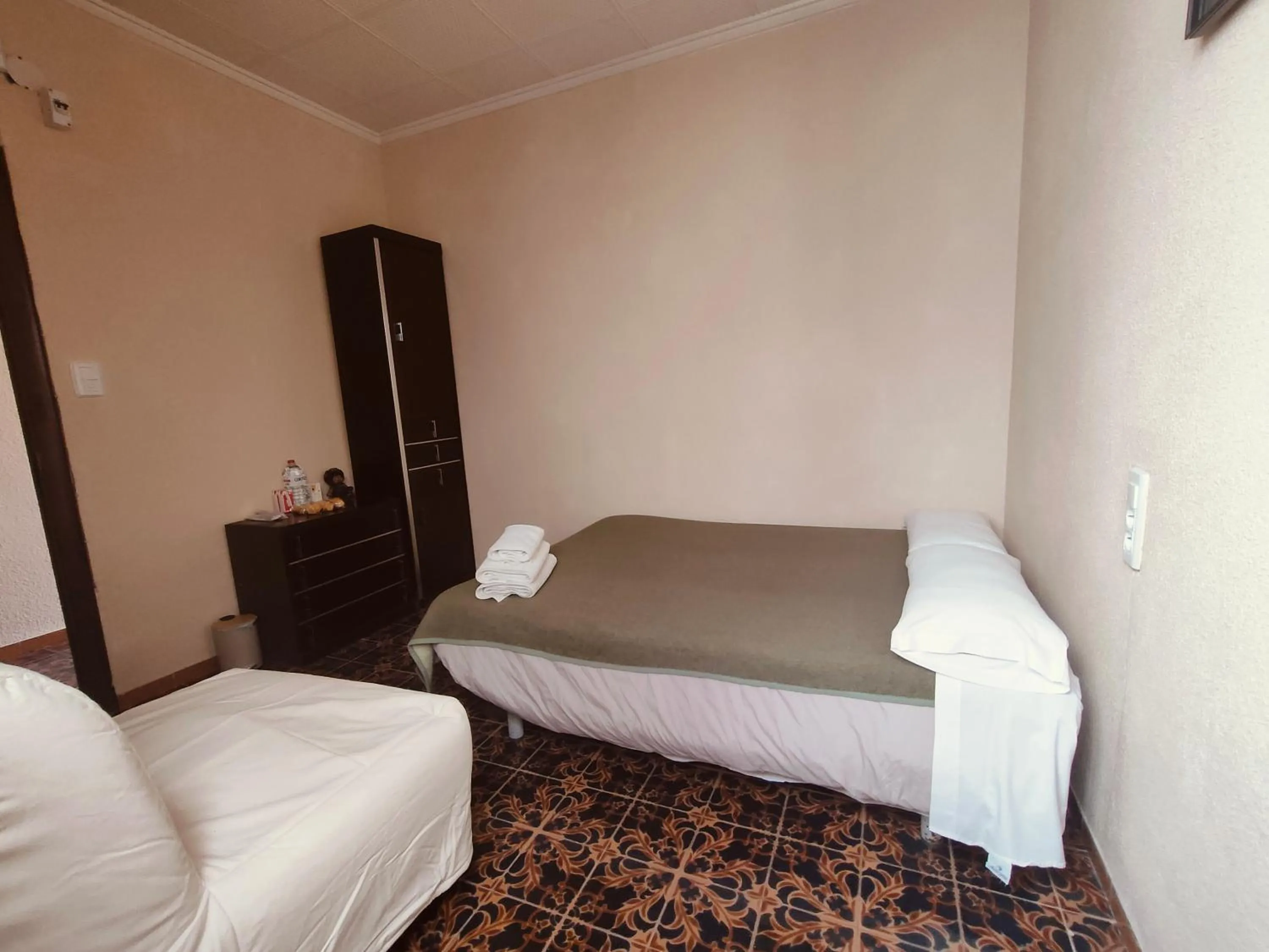 Photo of the whole room, Bed in Pensión Benavente AP-7 3min coche Playa 5 min Self check-in 24h