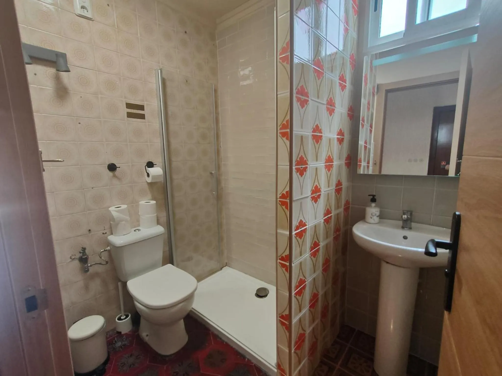 Bathroom in Pensión Benavente AP-7 3min coche Playa 5 min Self check-in 24h