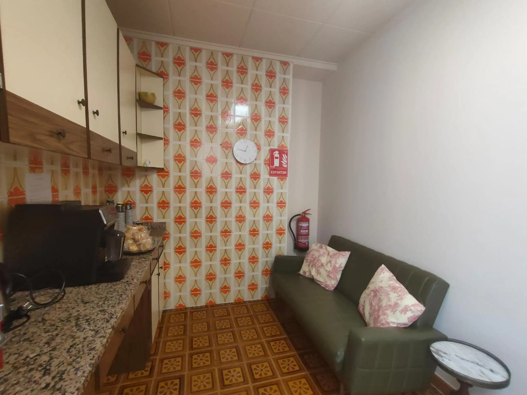 Living room in Pensión Benavente AP-7 3min coche Playa 5 min Self check-in 24h