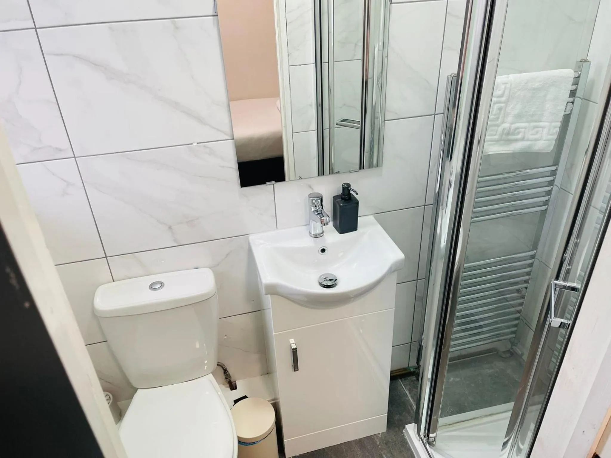 Bathroom in Woodford Hotel