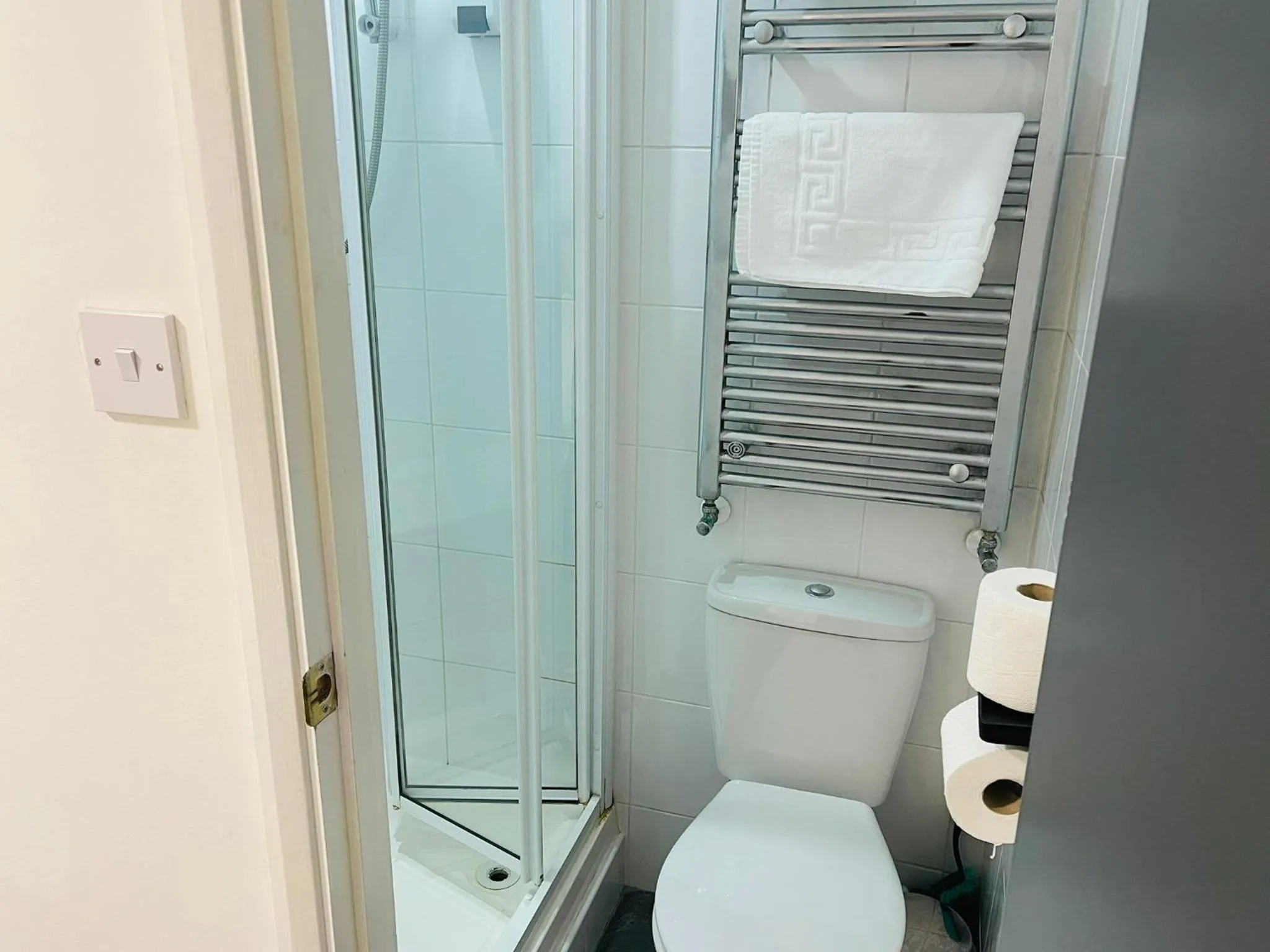 Bathroom in Woodford Hotel