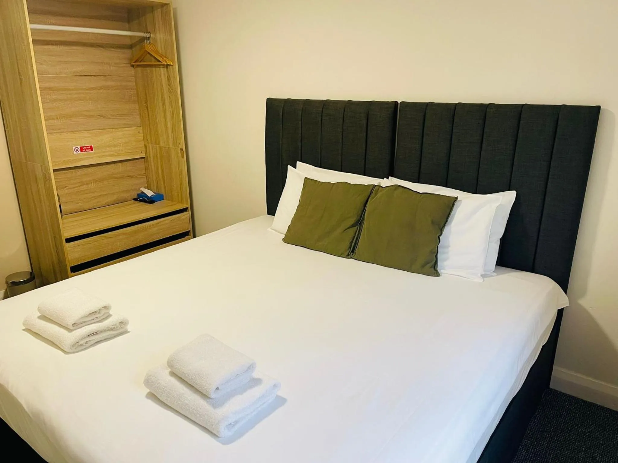 Property building, Bed in Woodford Hotel