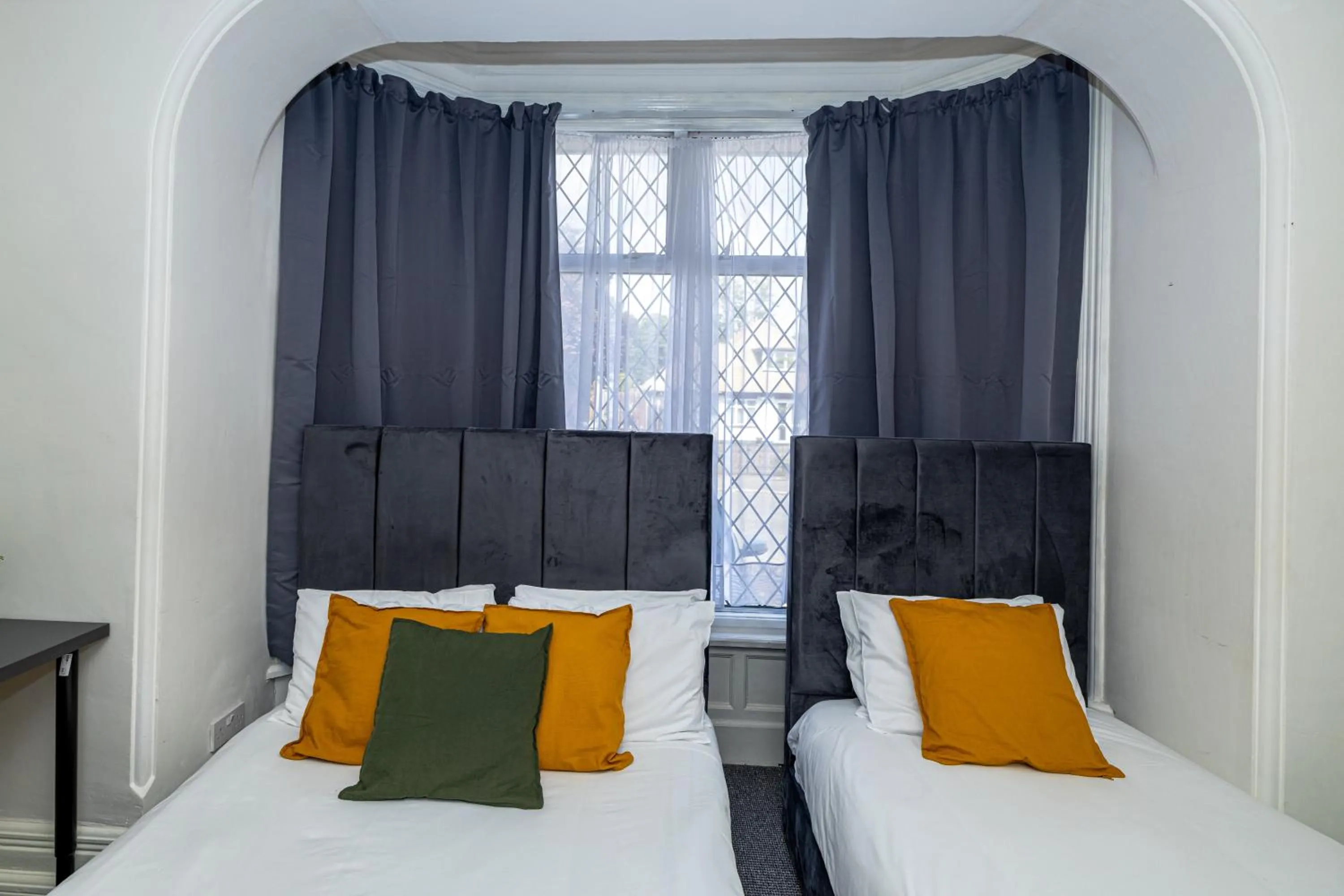 Living room, Bed in Woodford Hotel