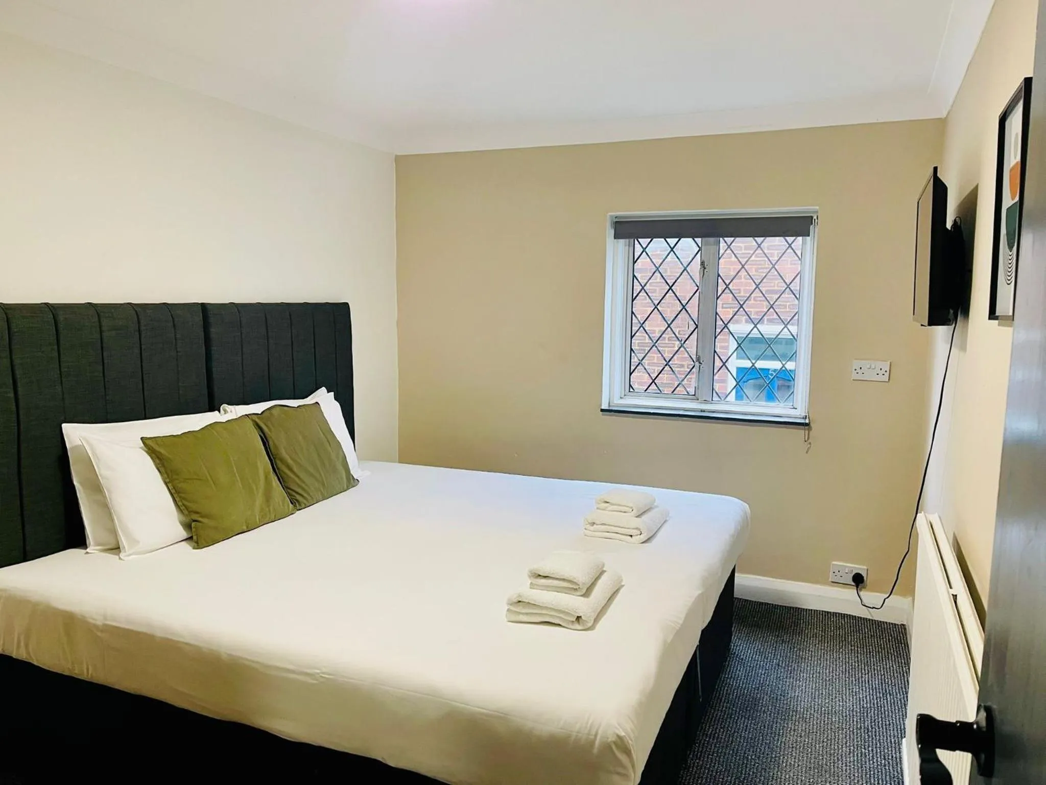 Property building, Bed in Woodford Hotel