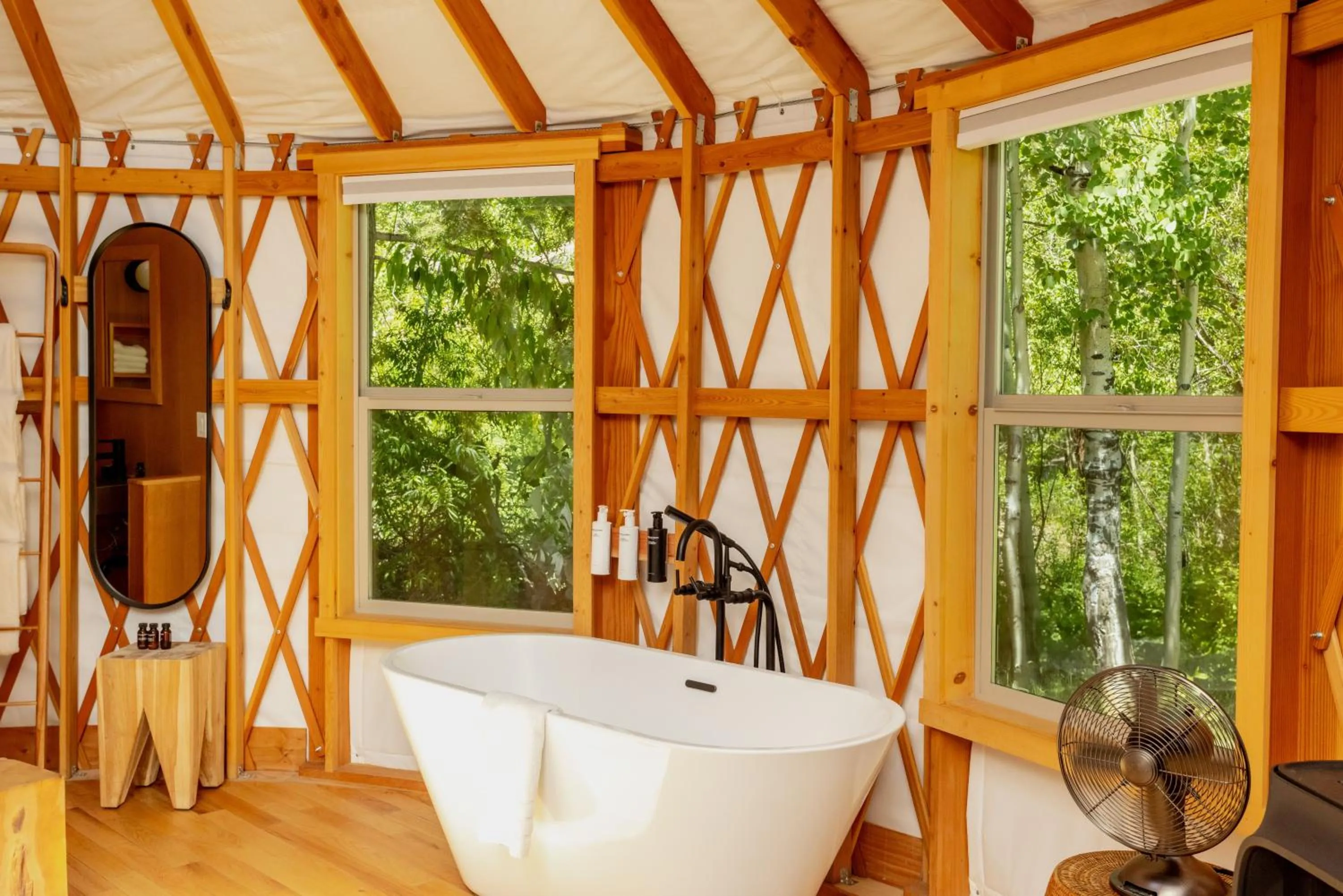 Bath in Desolation Hotel Hope Valley