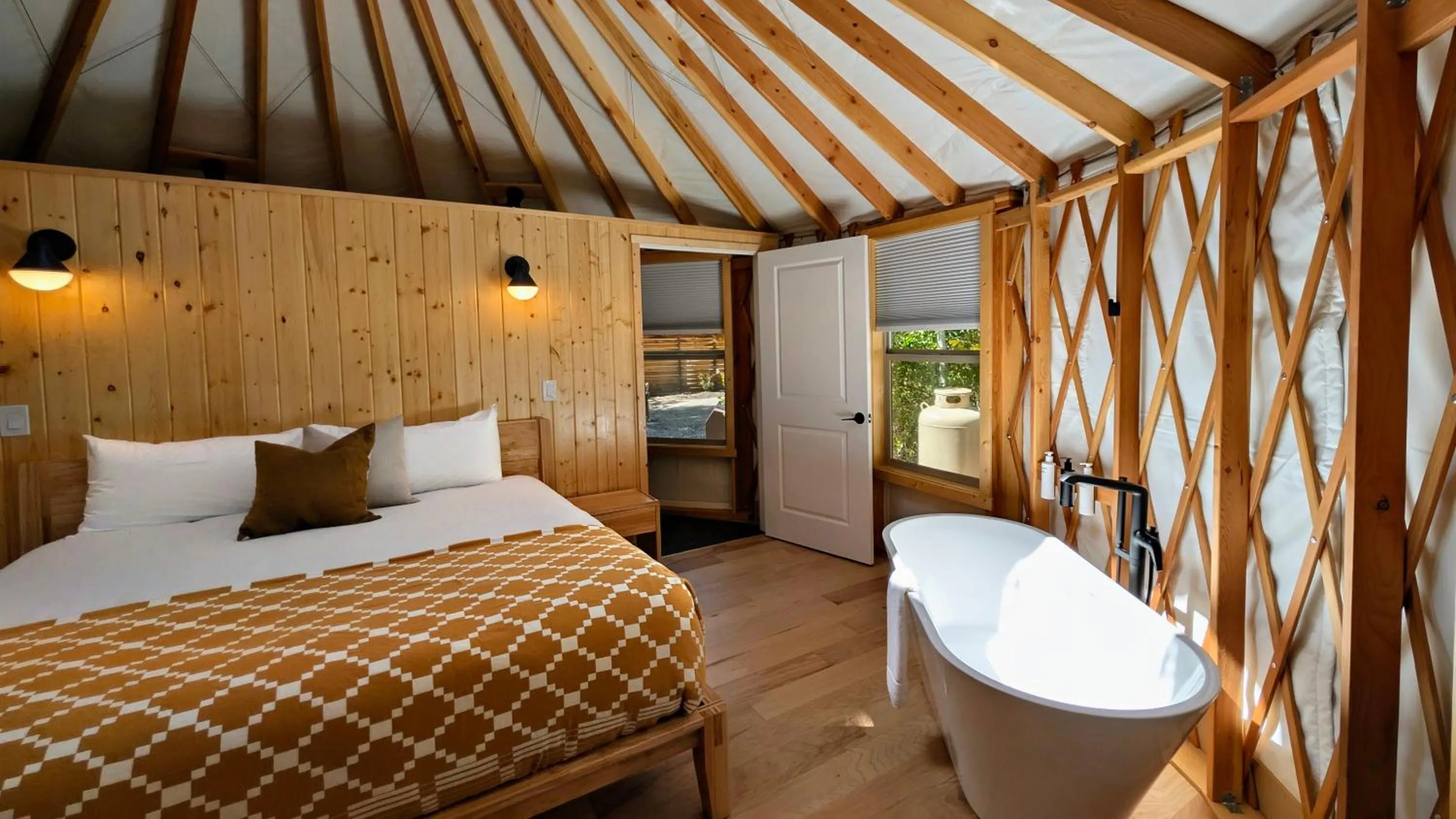 Bed in Desolation Hotel Hope Valley