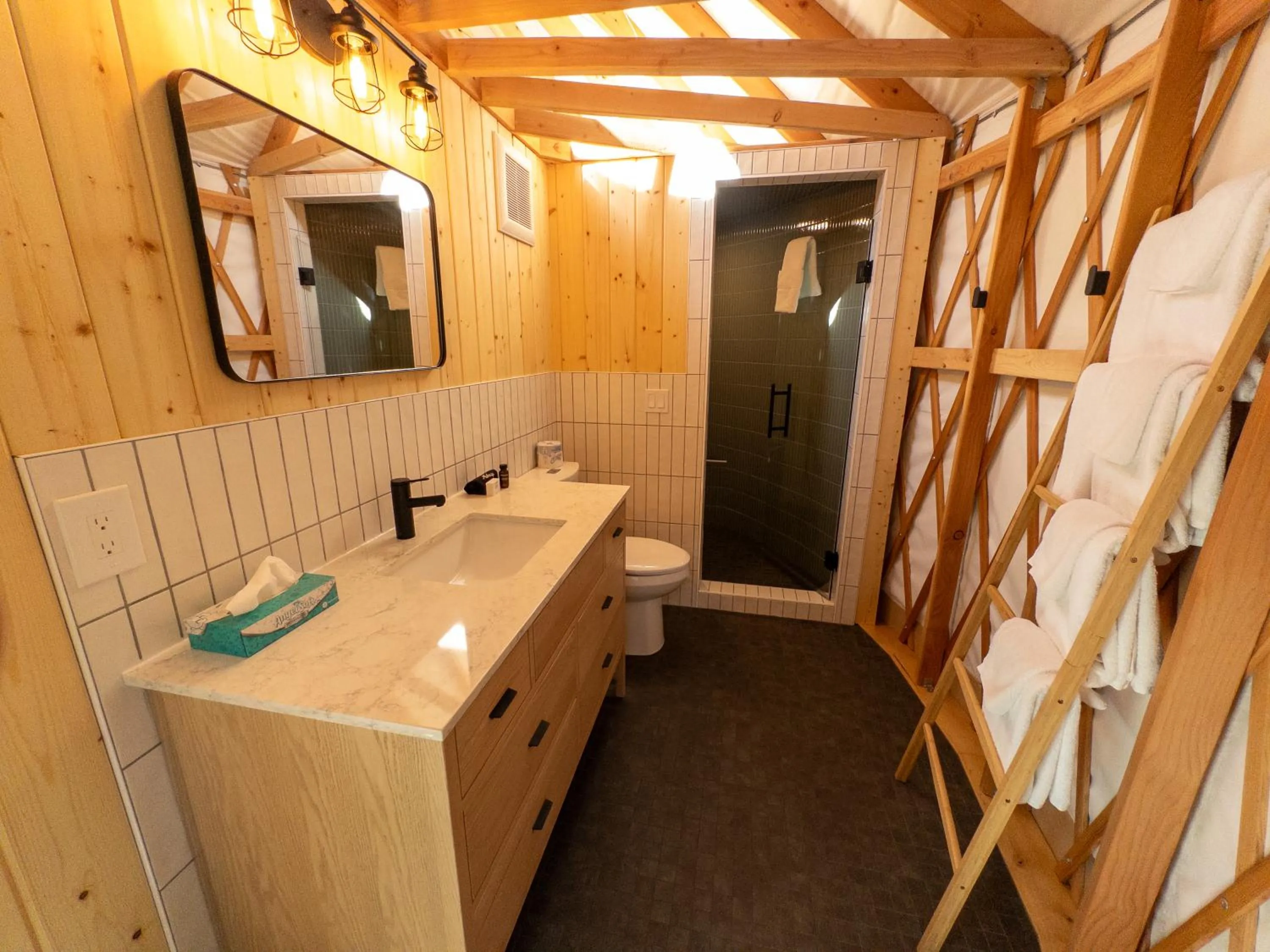 Desolation Hotel Hope Valley