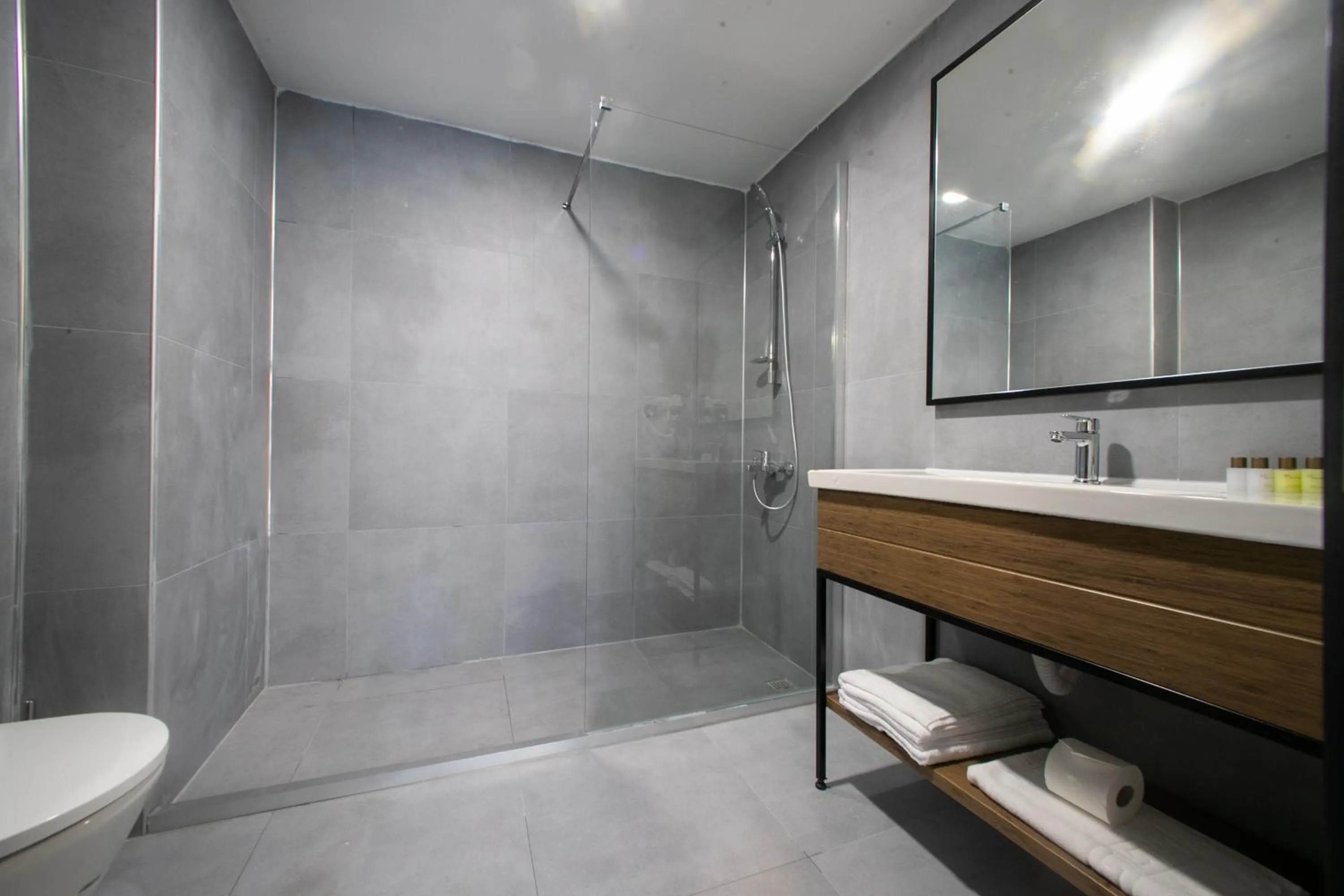 Shower in MAD INN HOTEL & SPA