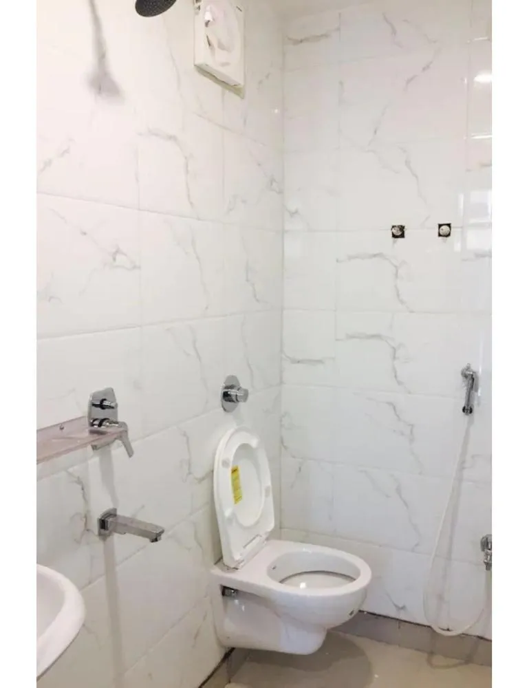 Toilet in Hotel Maple Inn, Patna