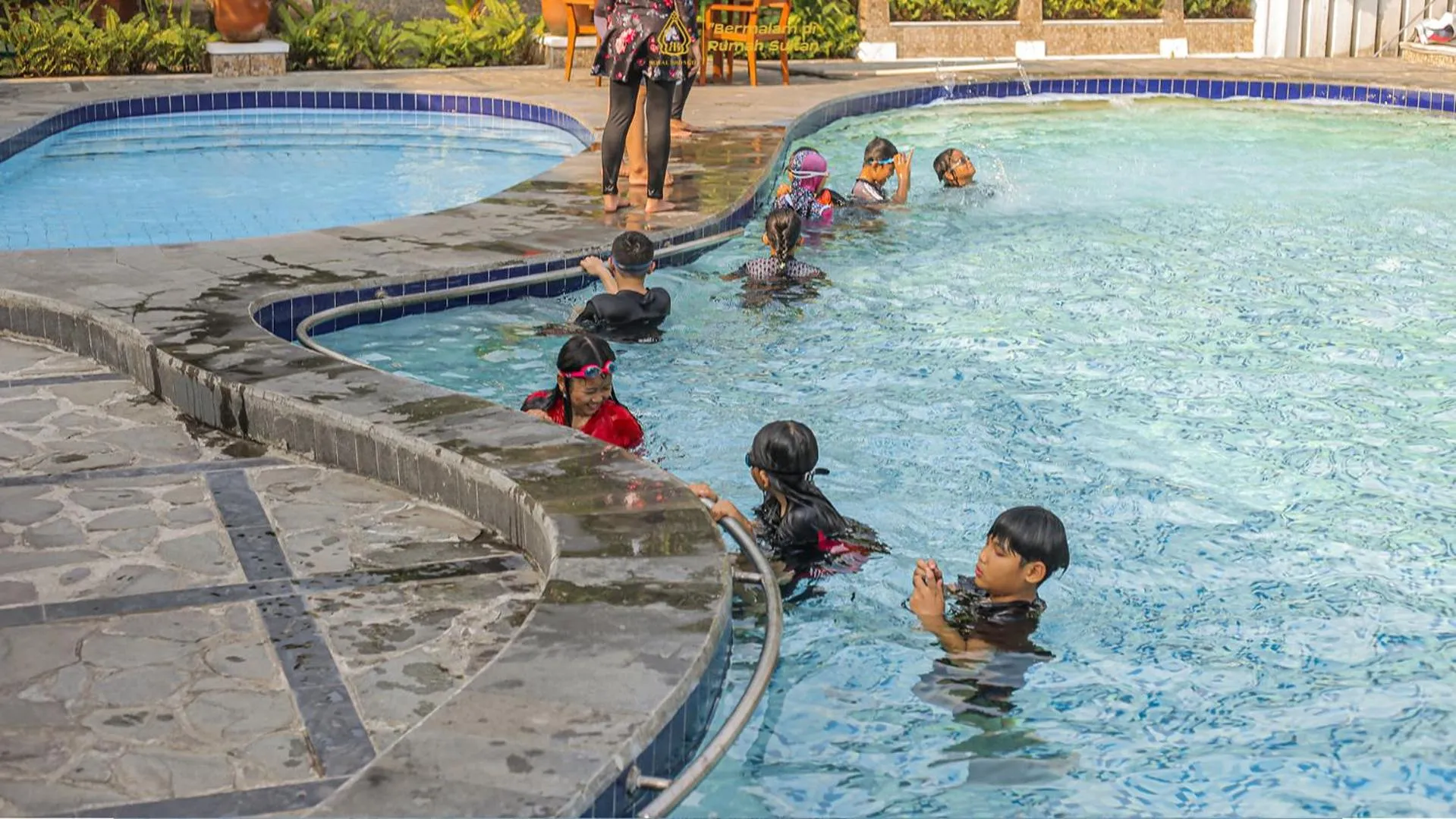 Swimming pool in Royal Brongto Hotel