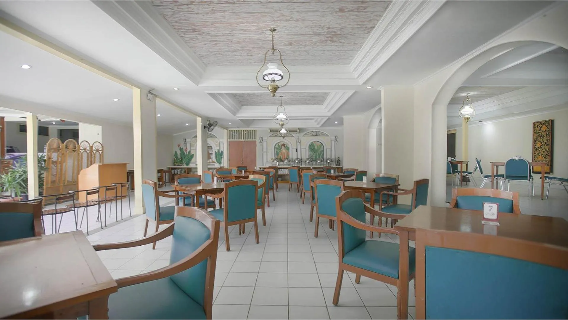 Restaurant/places to eat in Royal Brongto Hotel