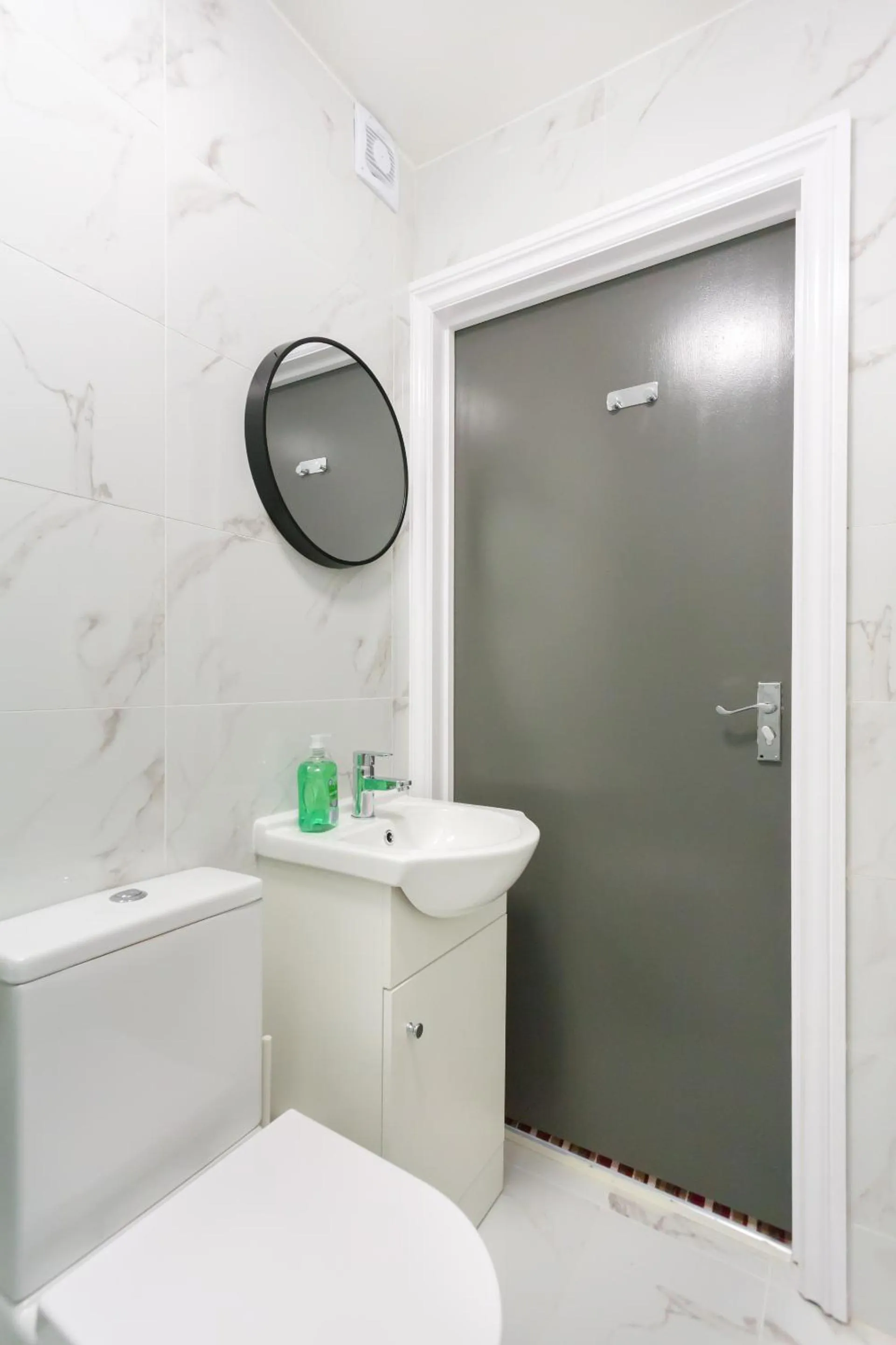 Bathroom in Studio9 Rooms - Next to Emirates Stadium - Budget Rooms with Shared Bathroom