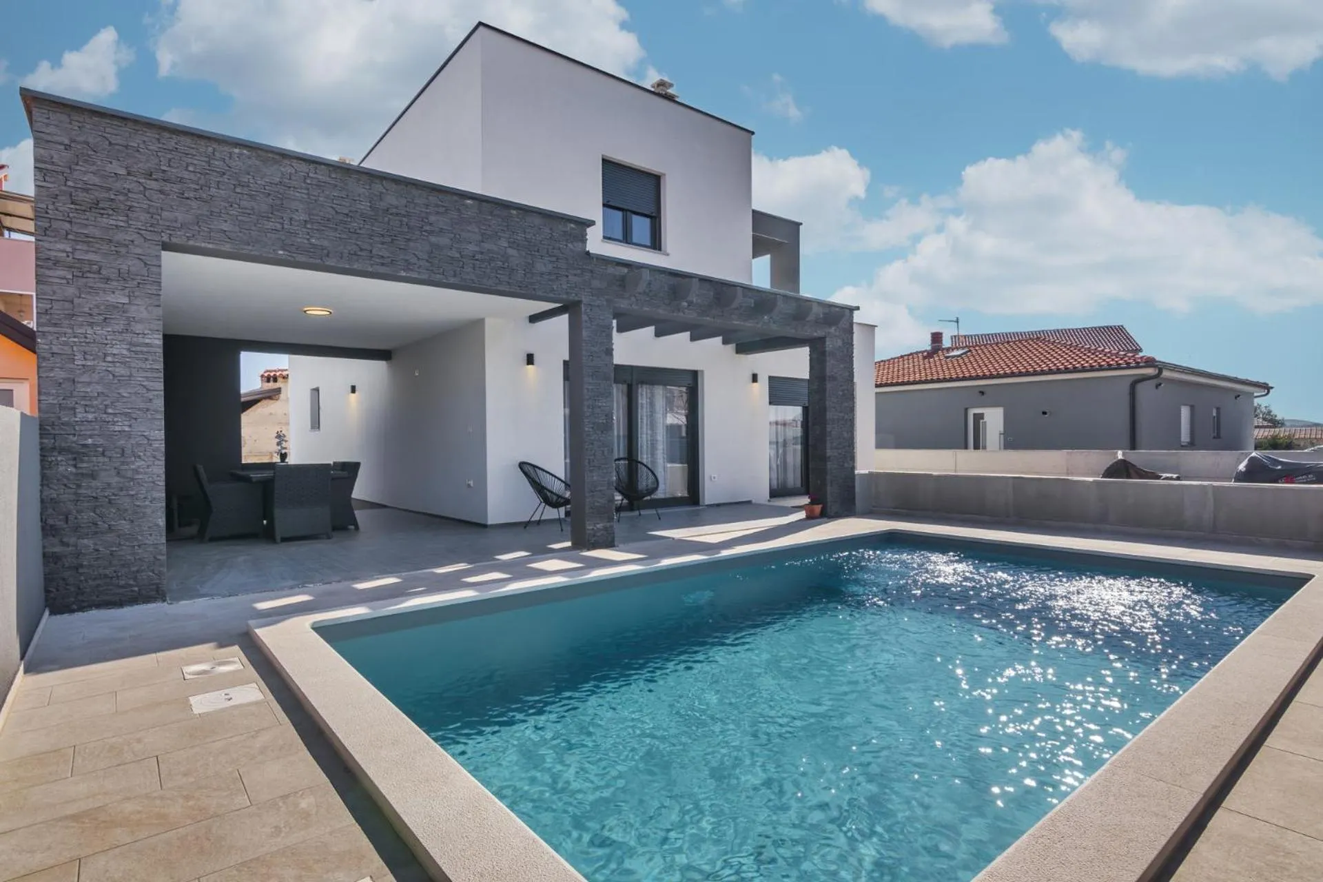 Modern villa Maeni with private pool in Pula