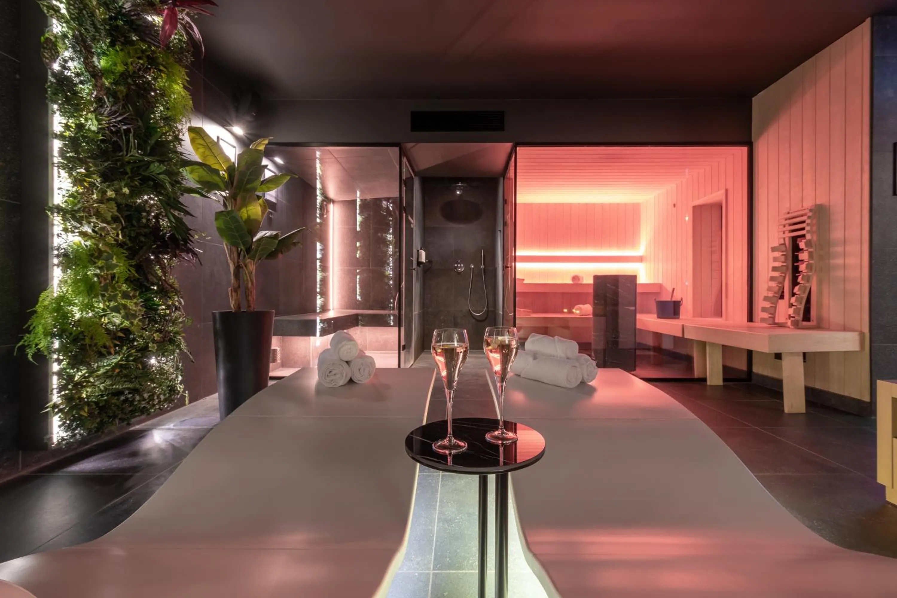 Shower, Bed in ONE TWO FOUR - Hotel & Spa