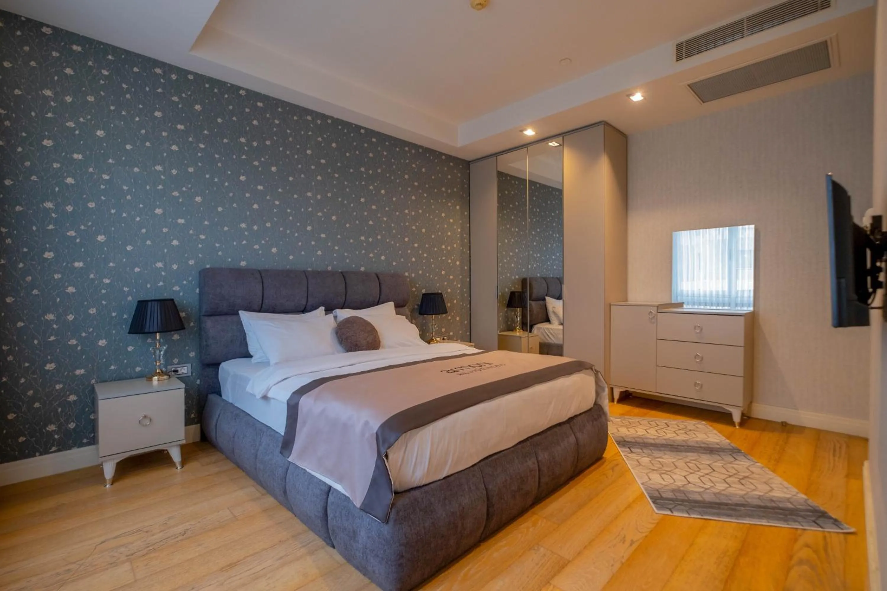 One-Bedroom Apartment in Ar-mo-ni