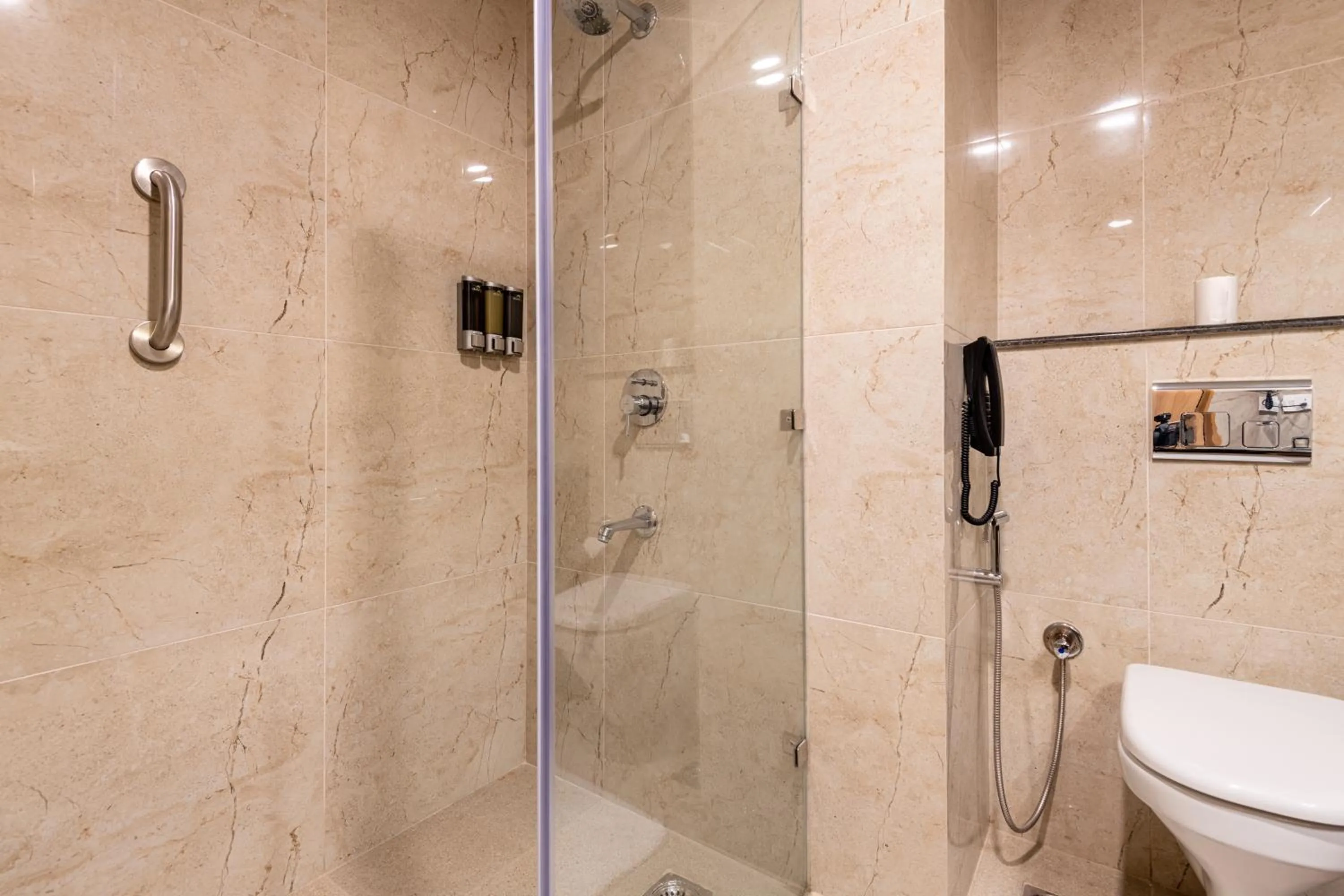 Shower in ExpoInn Suites and Convention