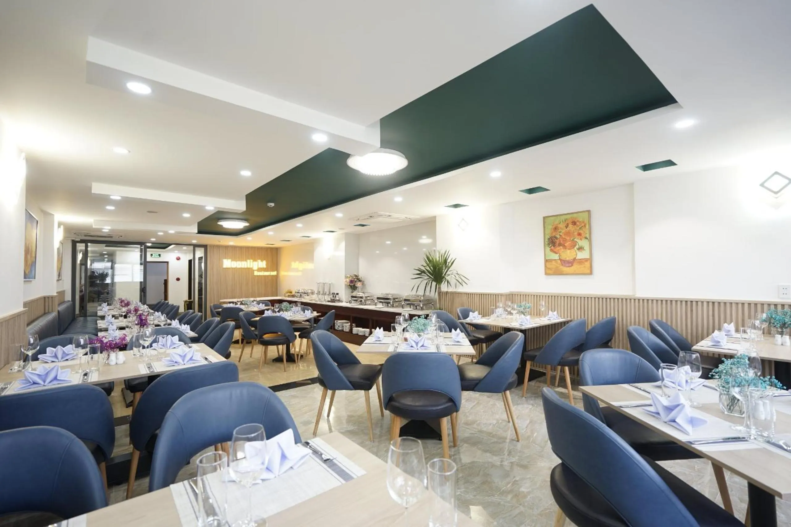 Restaurant/places to eat in Moonlight Nha Trang Hotel