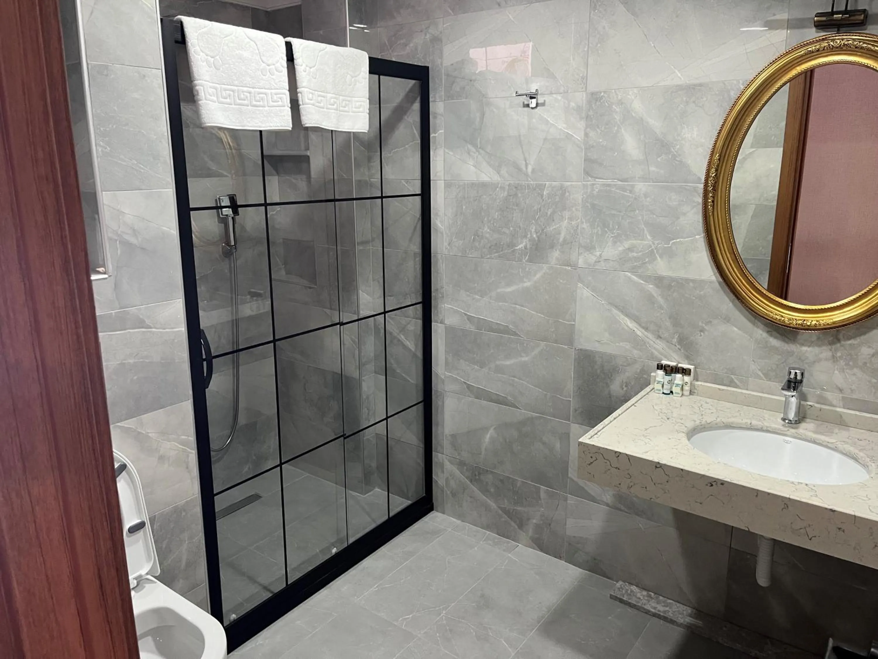 Bathroom in H&L Suites