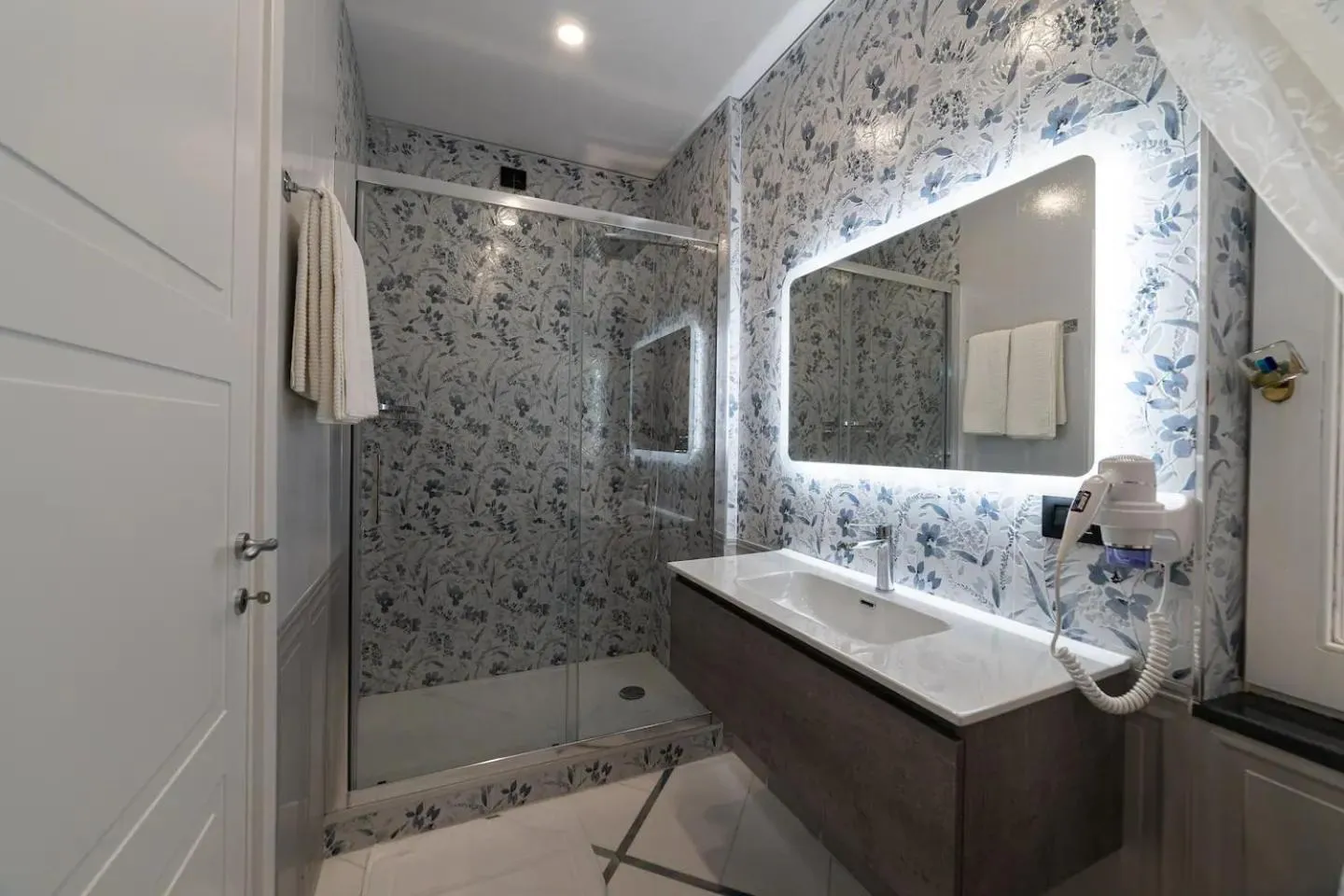 Executive Suite in Apart Hotel Suite Italy Naples Chiaia Mergellina