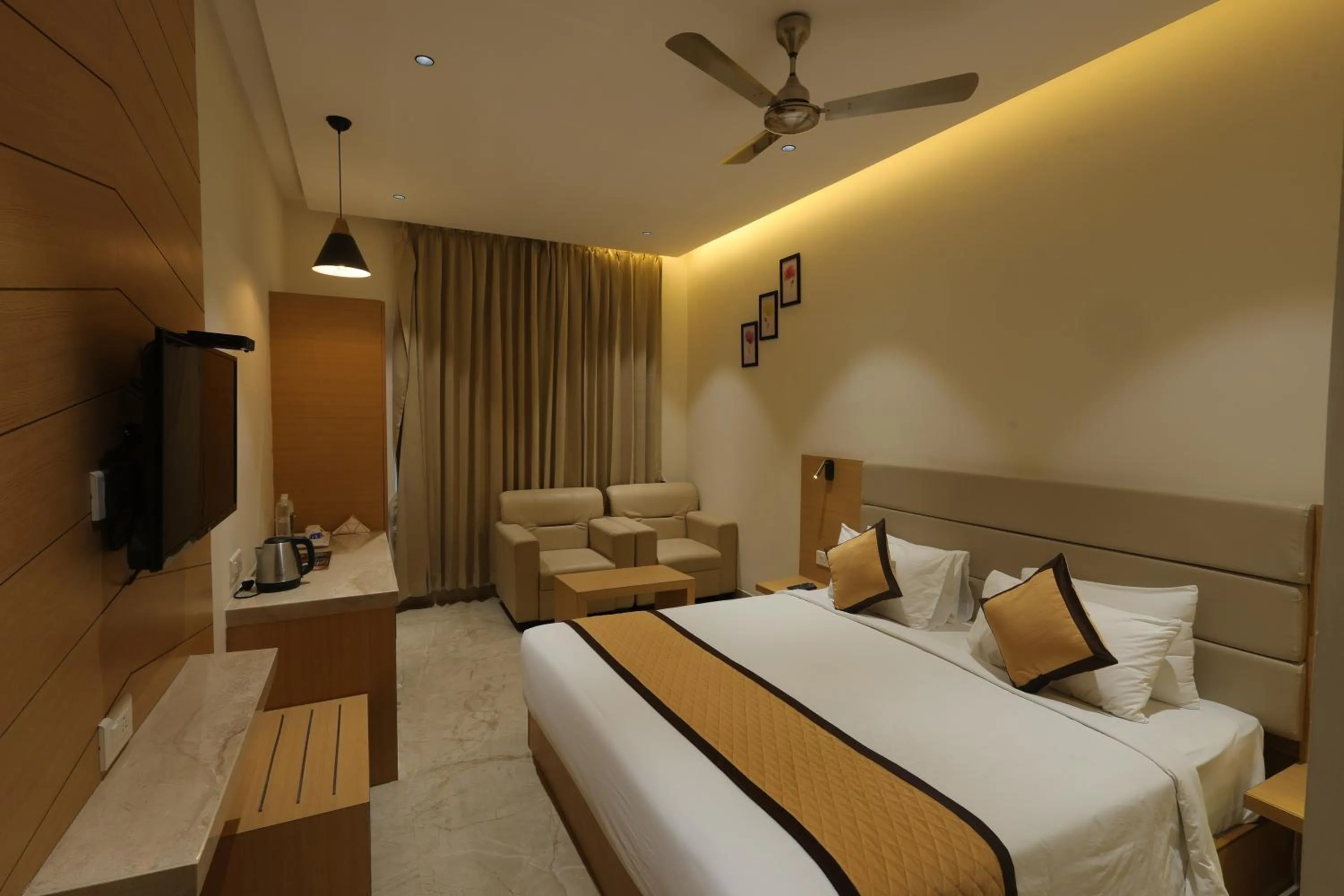 Communal lounge/ TV room, Bed in Hotel Nakshathra- A Royal Stay