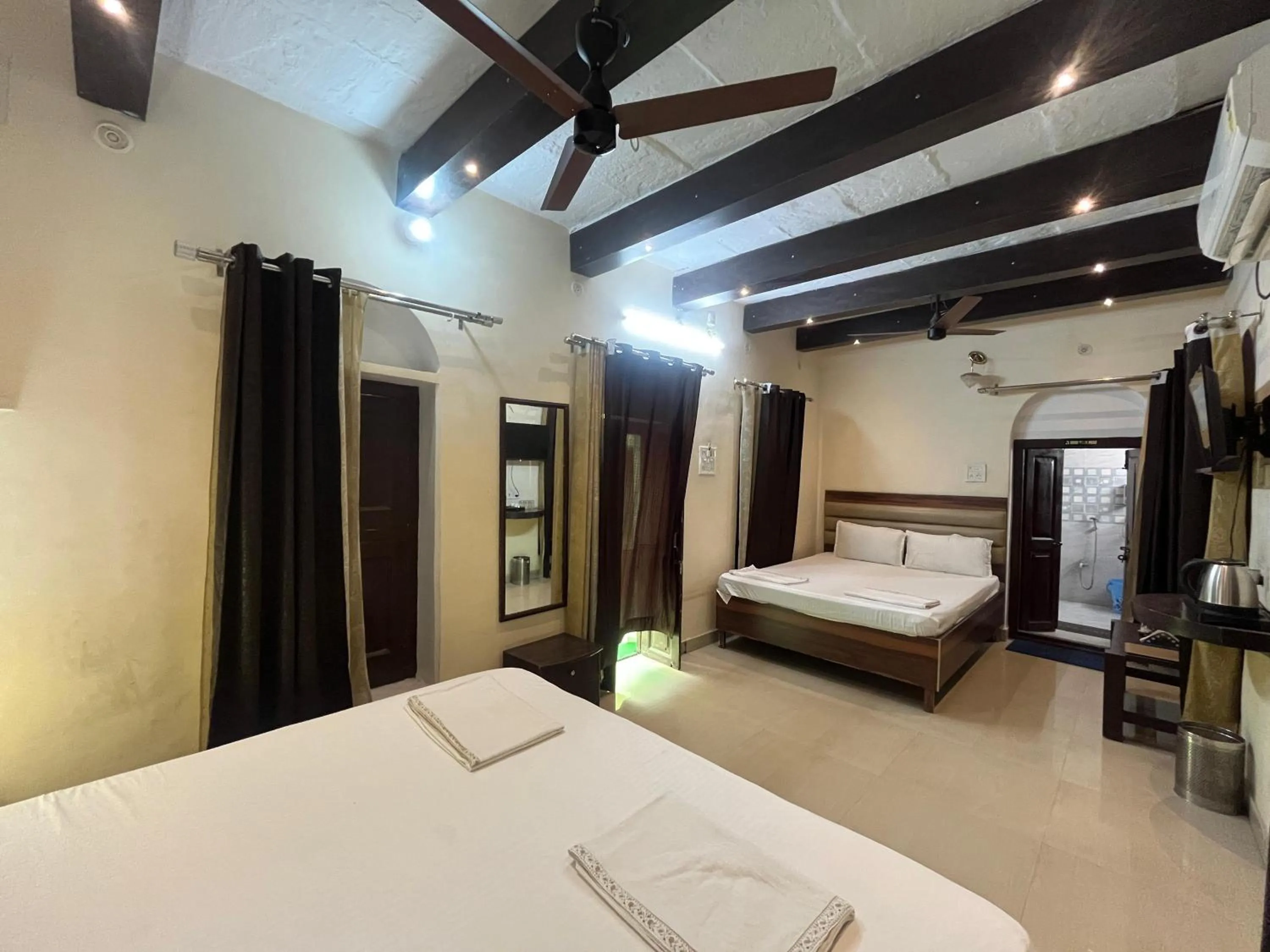 Photo of the whole room, Bed in Foreigners Inn