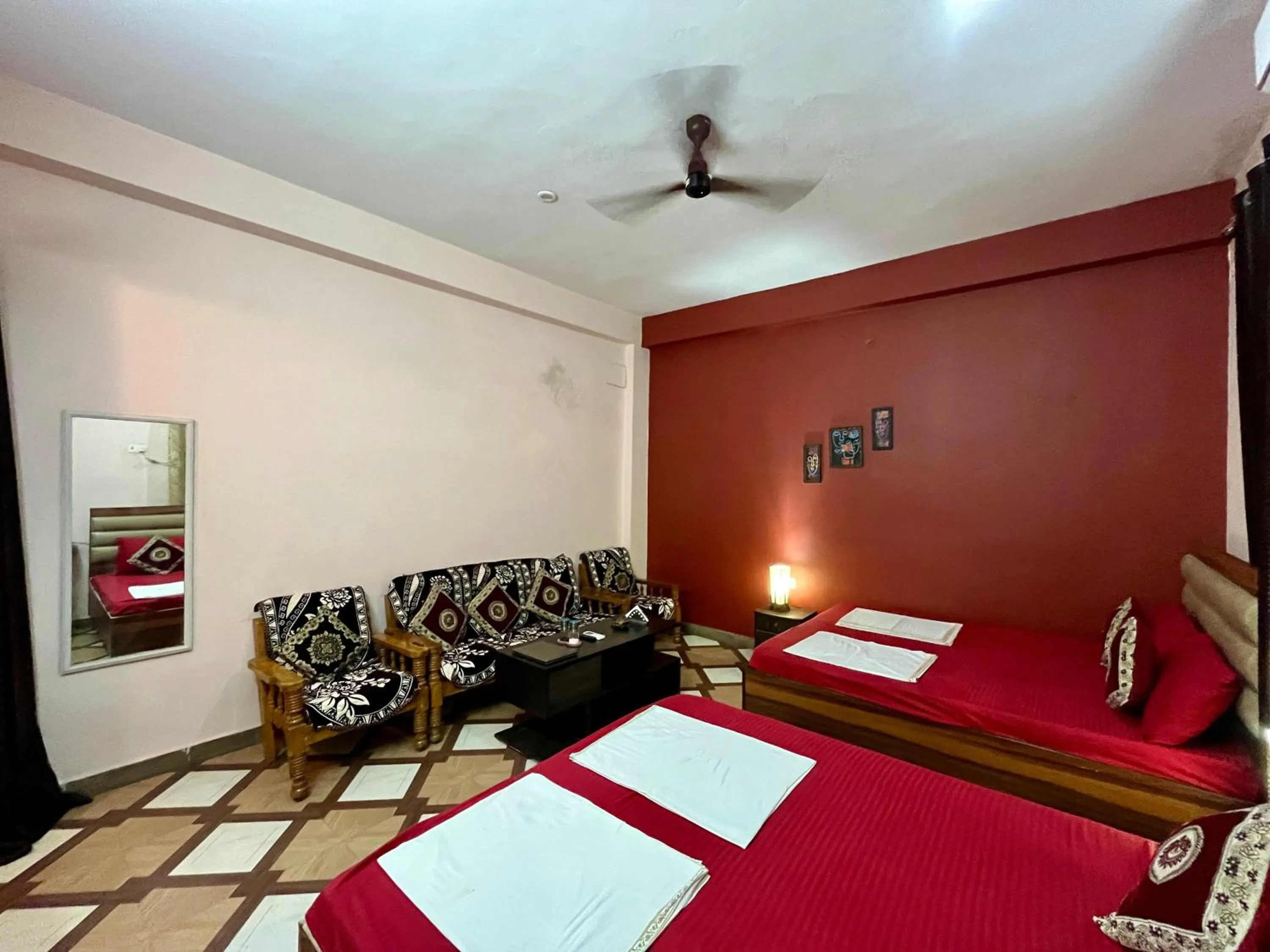 Photo of the whole room, Bed in Foreigners Inn