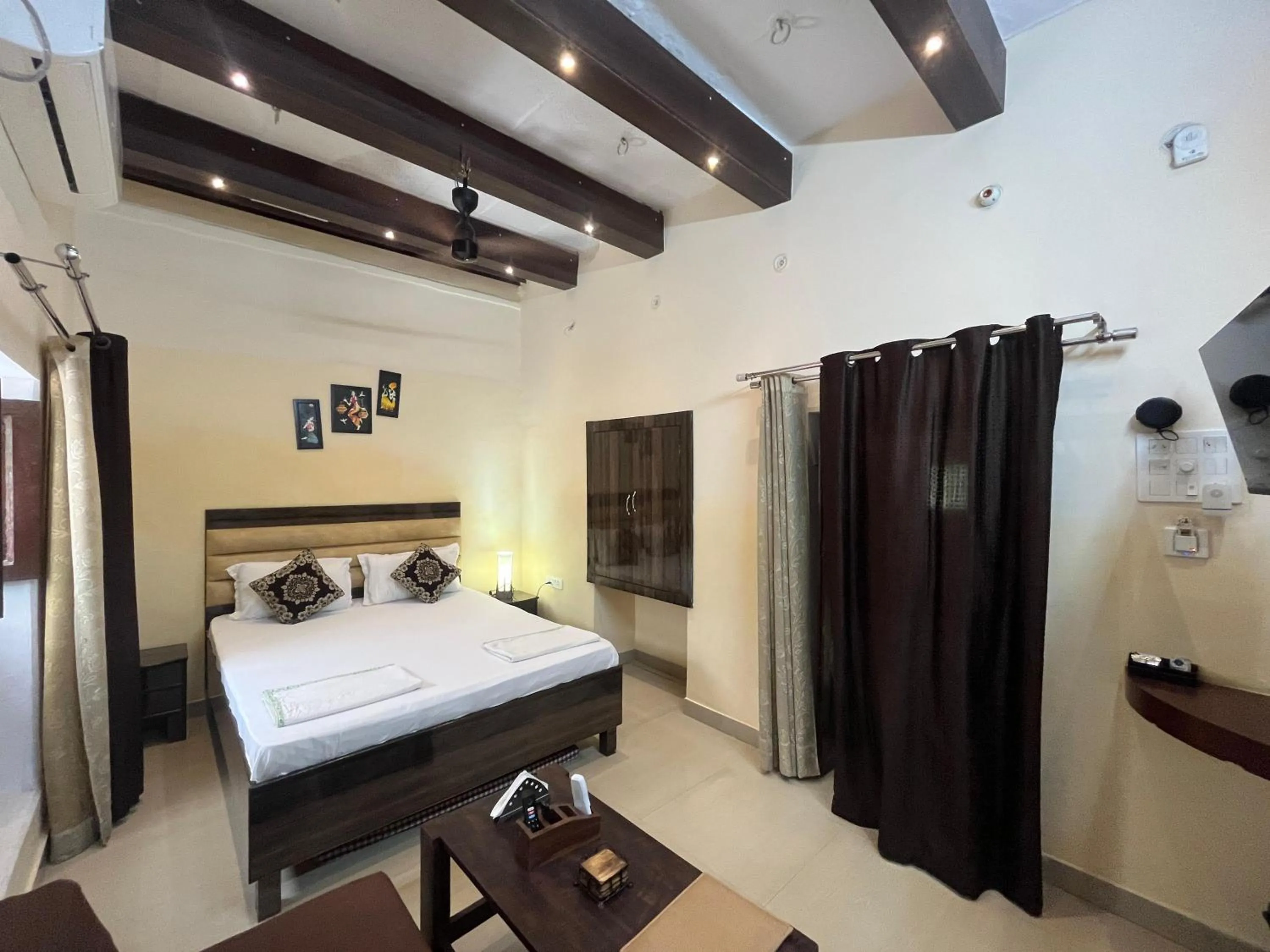 Photo of the whole room, Bed in Foreigners Inn