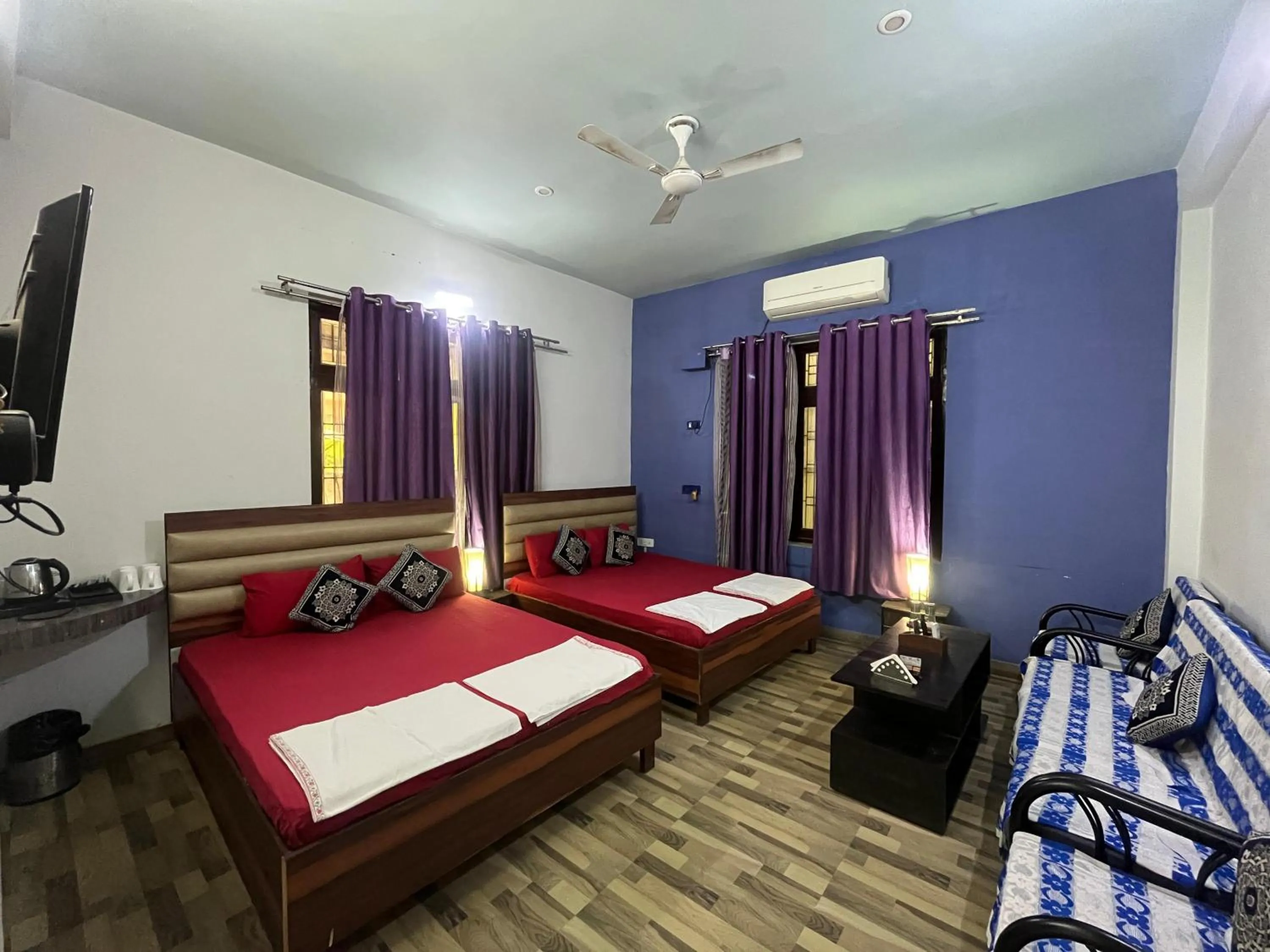 Photo of the whole room, Bed in Foreigners Inn