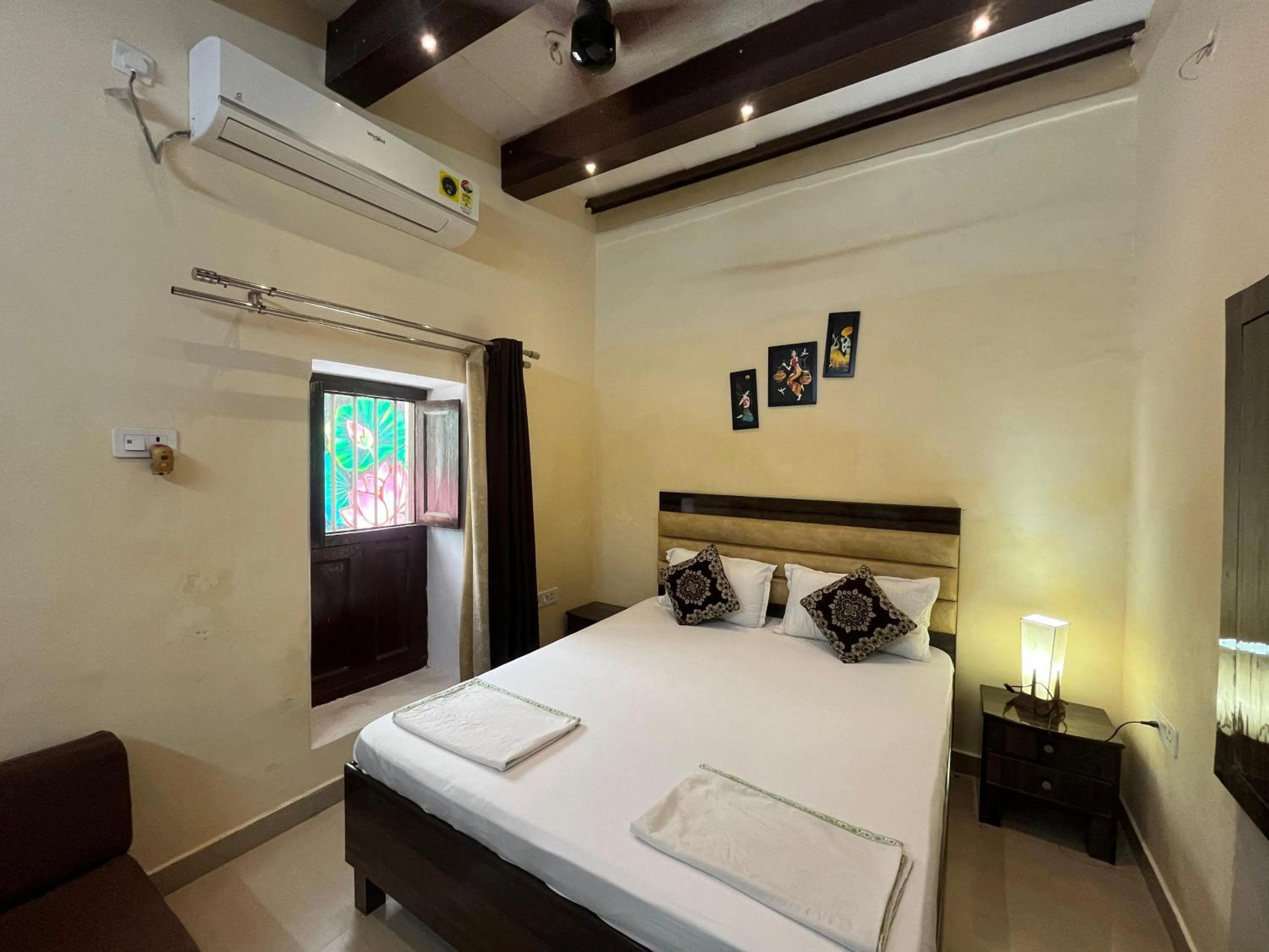 Photo of the whole room, Bed in Foreigners Inn