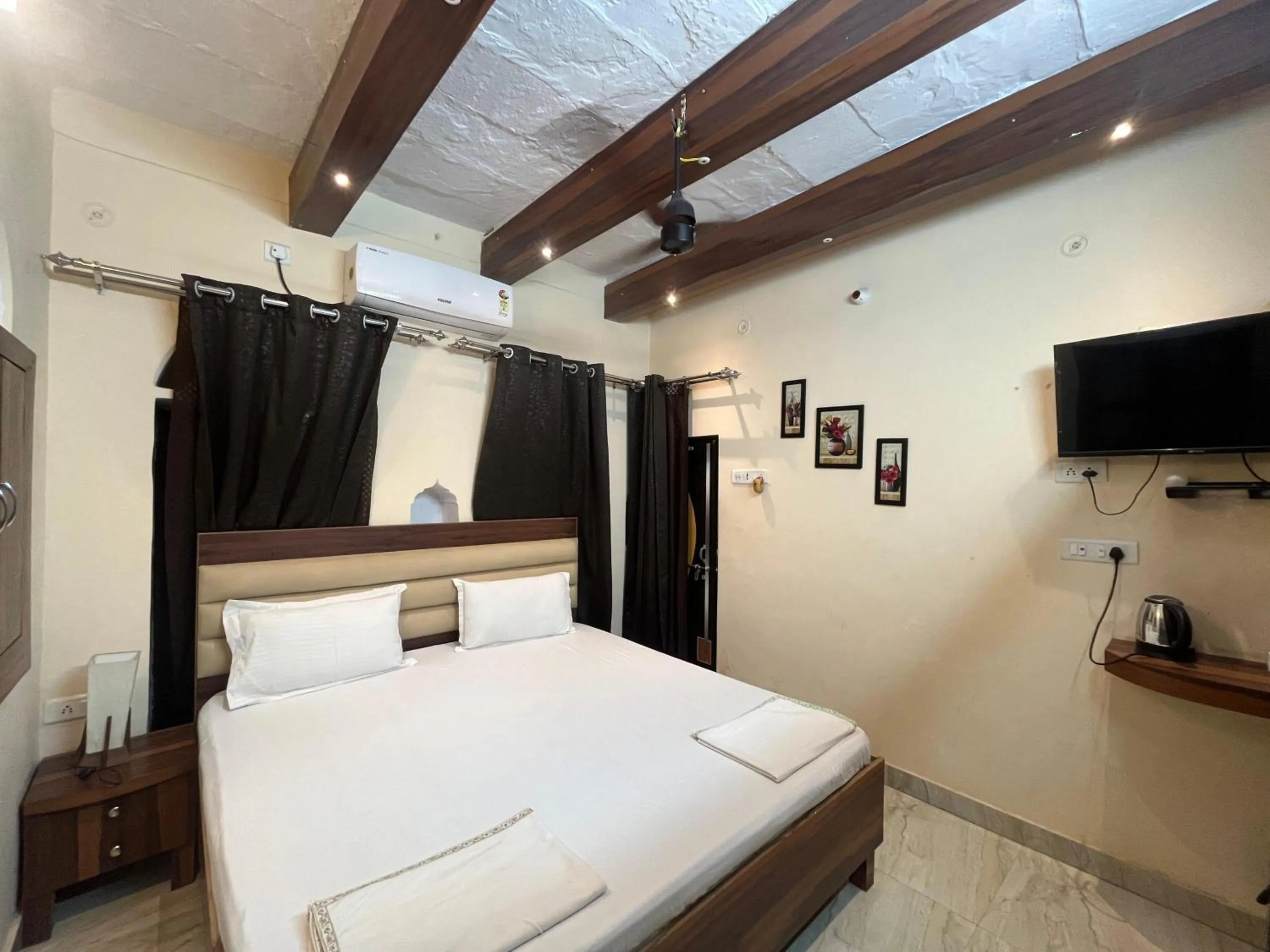 Photo of the whole room, Bed in Foreigners Inn