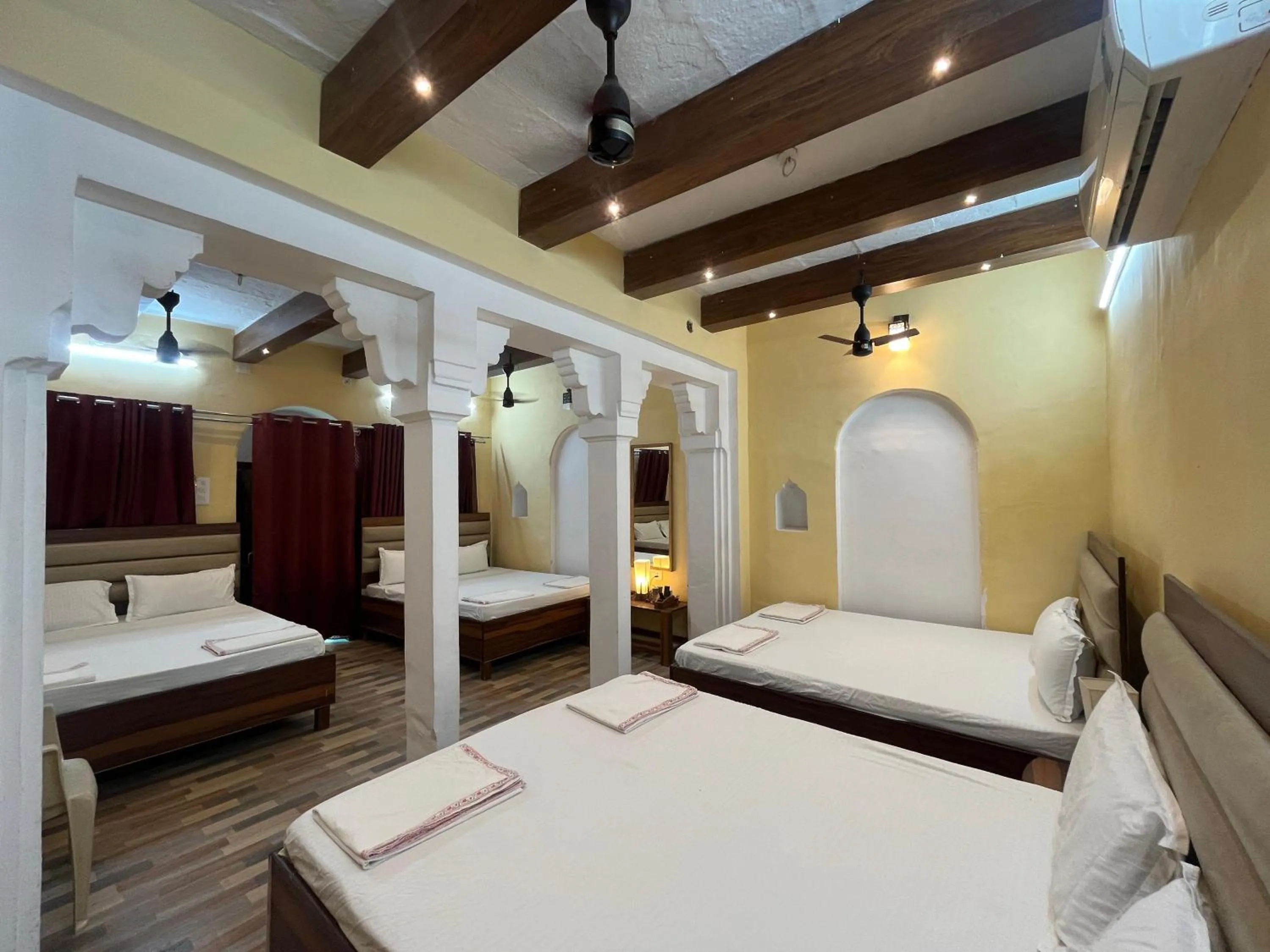 Photo of the whole room, Bed in Foreigners Inn