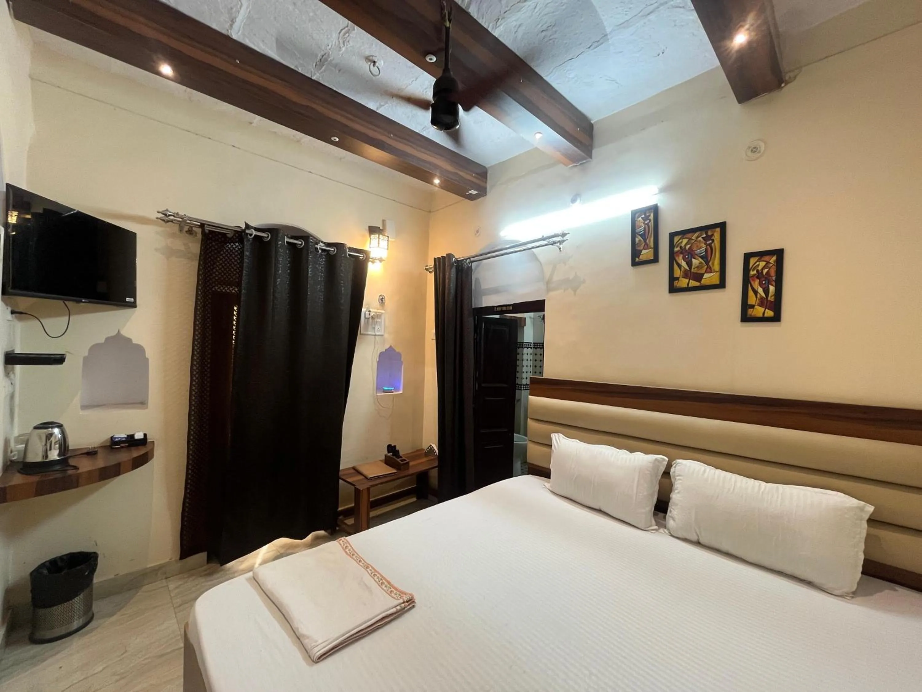 Photo of the whole room, Bed in Foreigners Inn