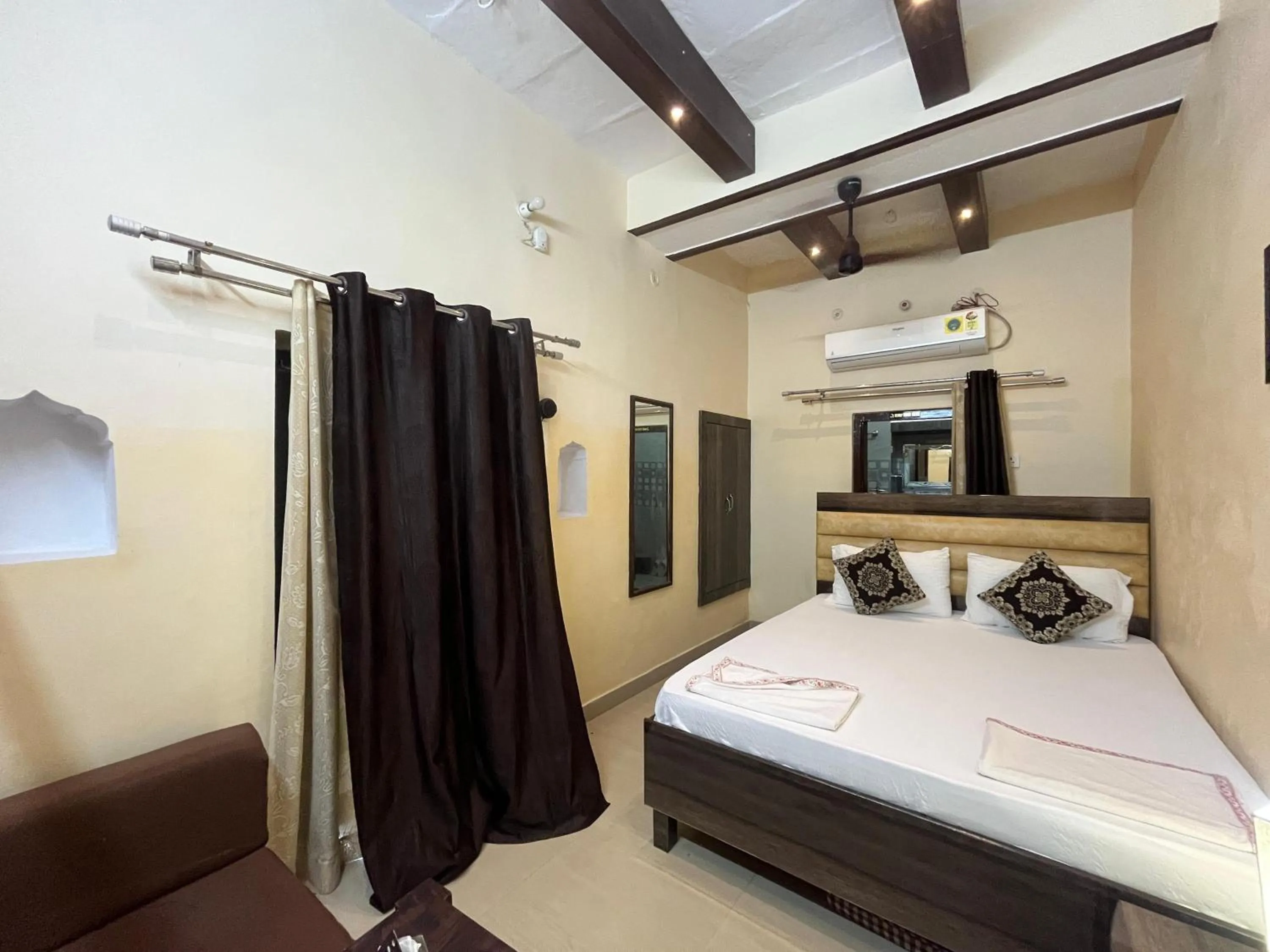 Photo of the whole room, Bed in Foreigners Inn