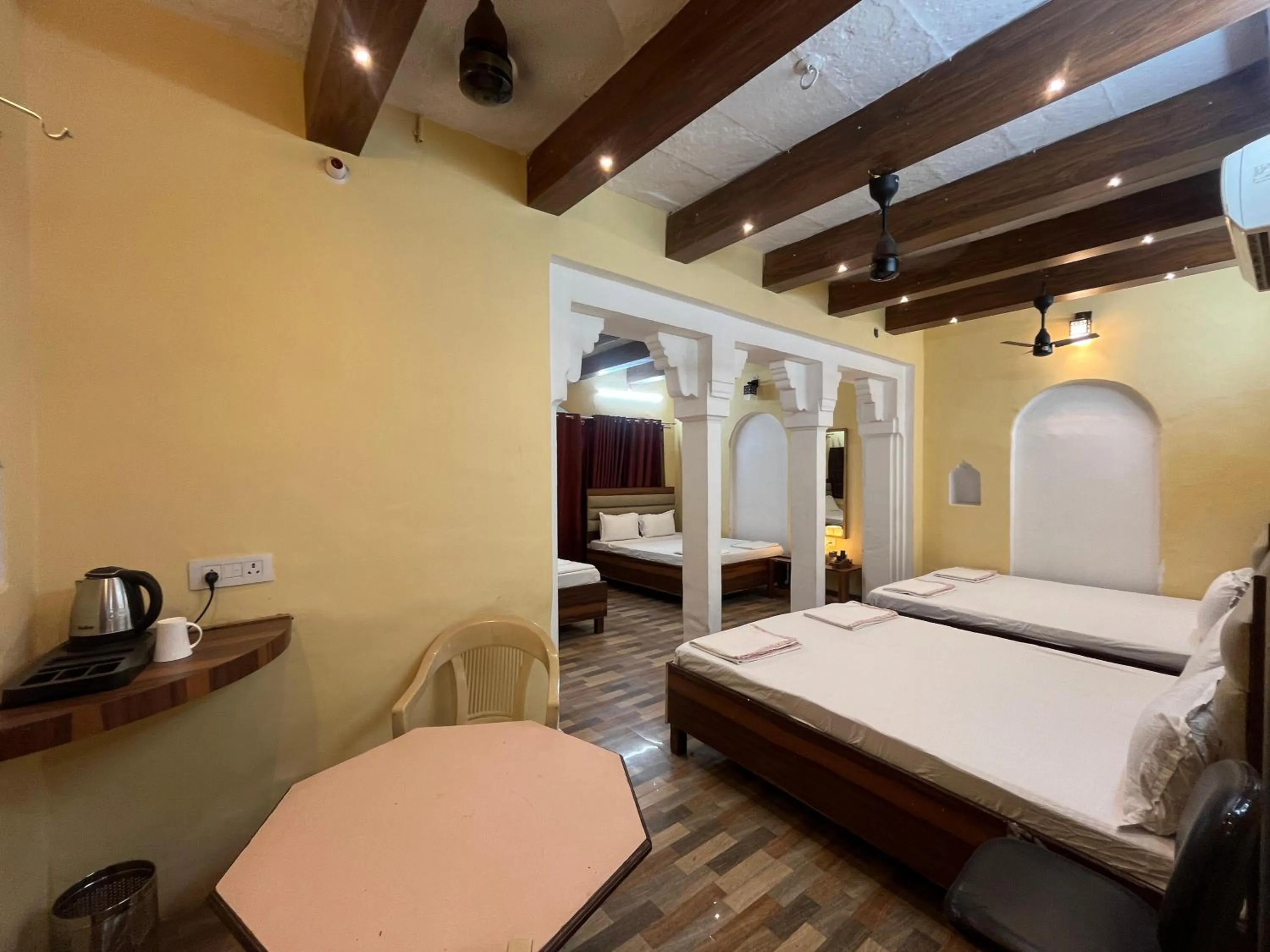 Photo of the whole room, Bed in Foreigners Inn